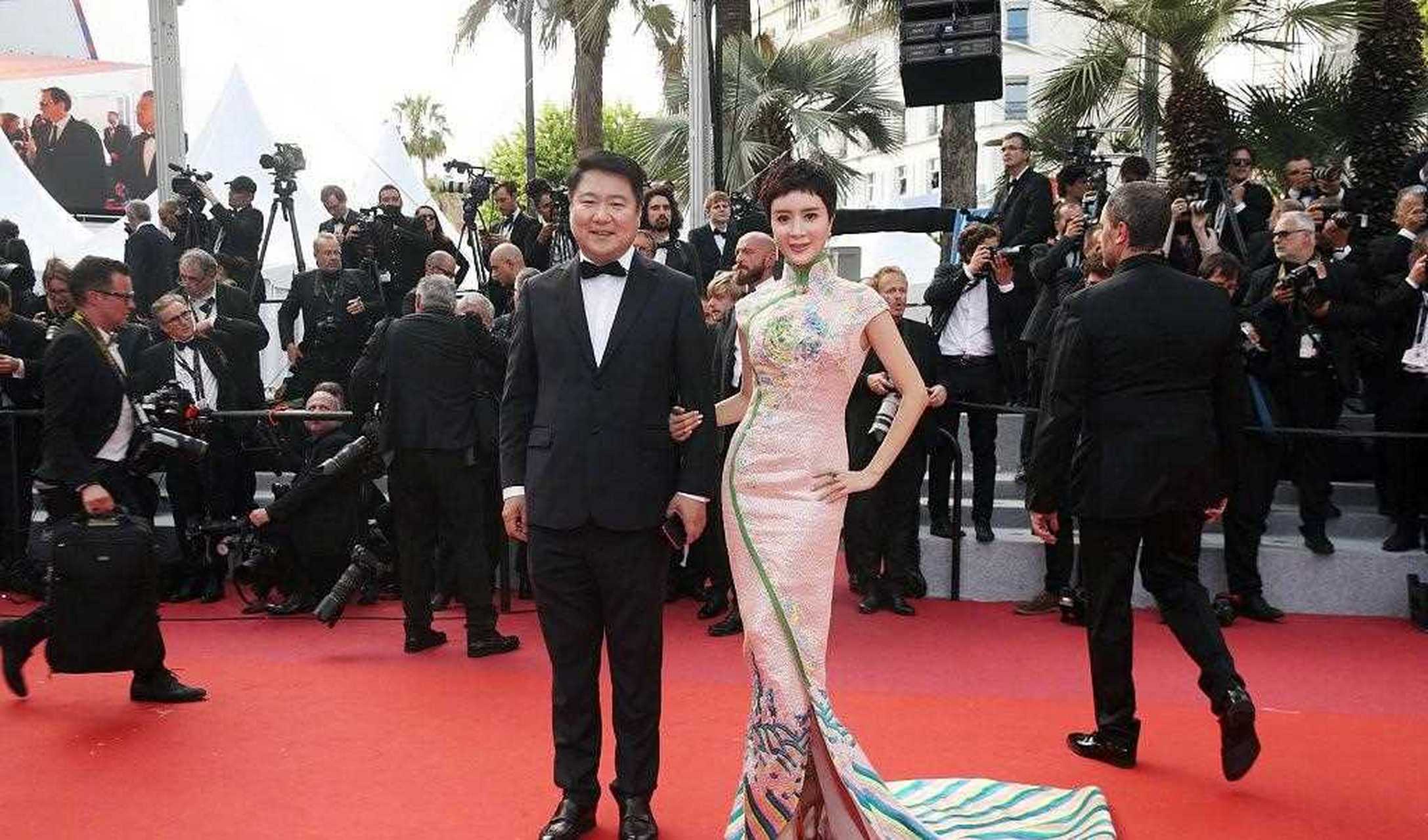 金巧巧旗袍造型亮相戛纳红毯,搭配的近乎垂直的高跟鞋,几乎90度直角.