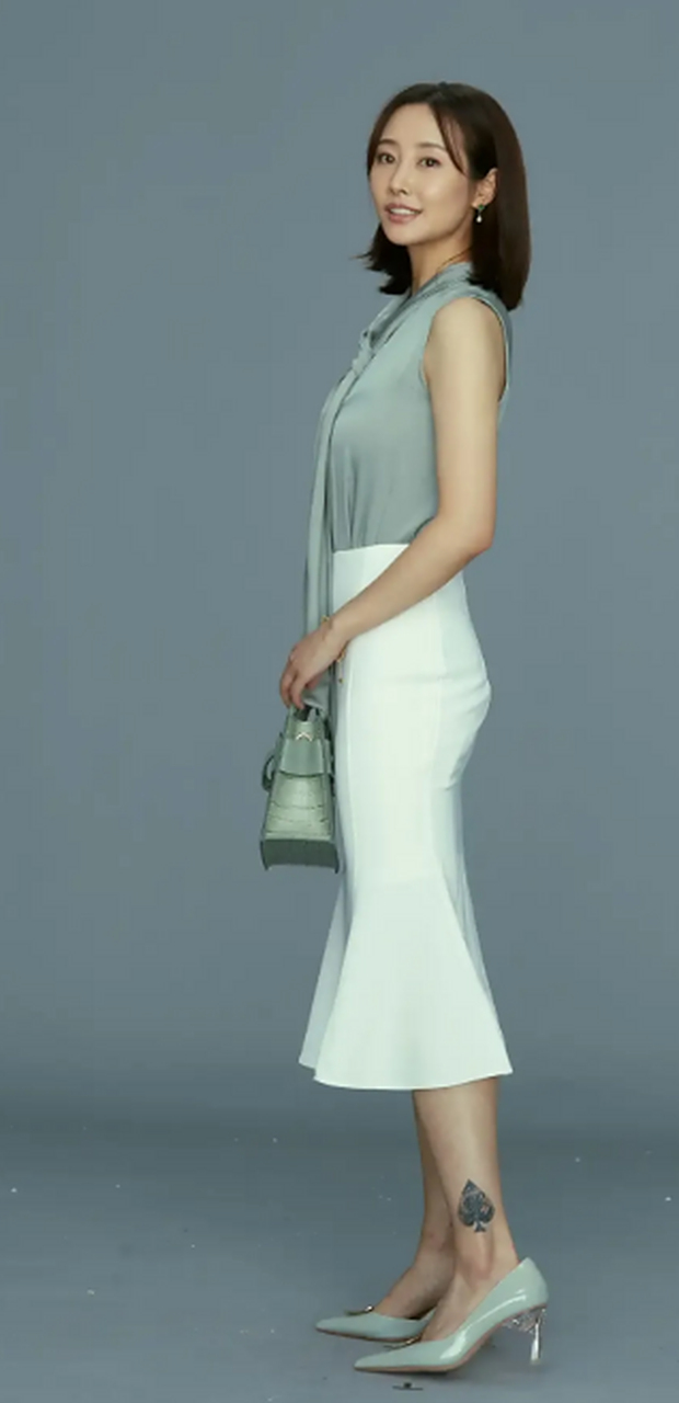 酷似王鸥的女演员李纯在一组写真中刻意露出纹在左脚的黑桃78纹身