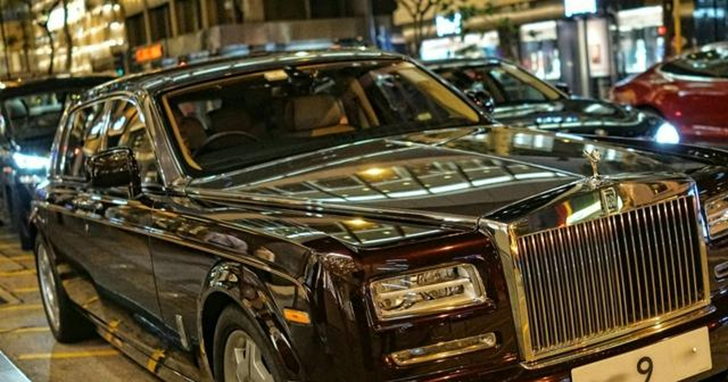 9999丰田凯美瑞开道,后面是9号劳斯莱斯幻影.