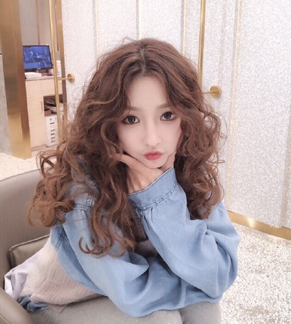 泰迪卷,饱满蓬松的波浪卷发型给人一种大气的感觉看起来个性不做作