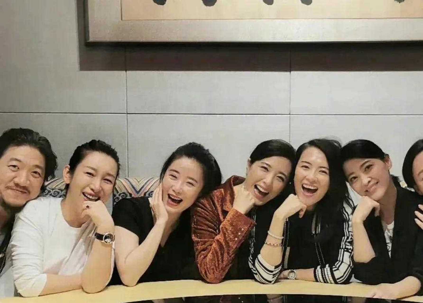 曾黎,章子怡,梅婷,以及秦海璐同框合影 看着都不错,我个人更喜欢梅婷