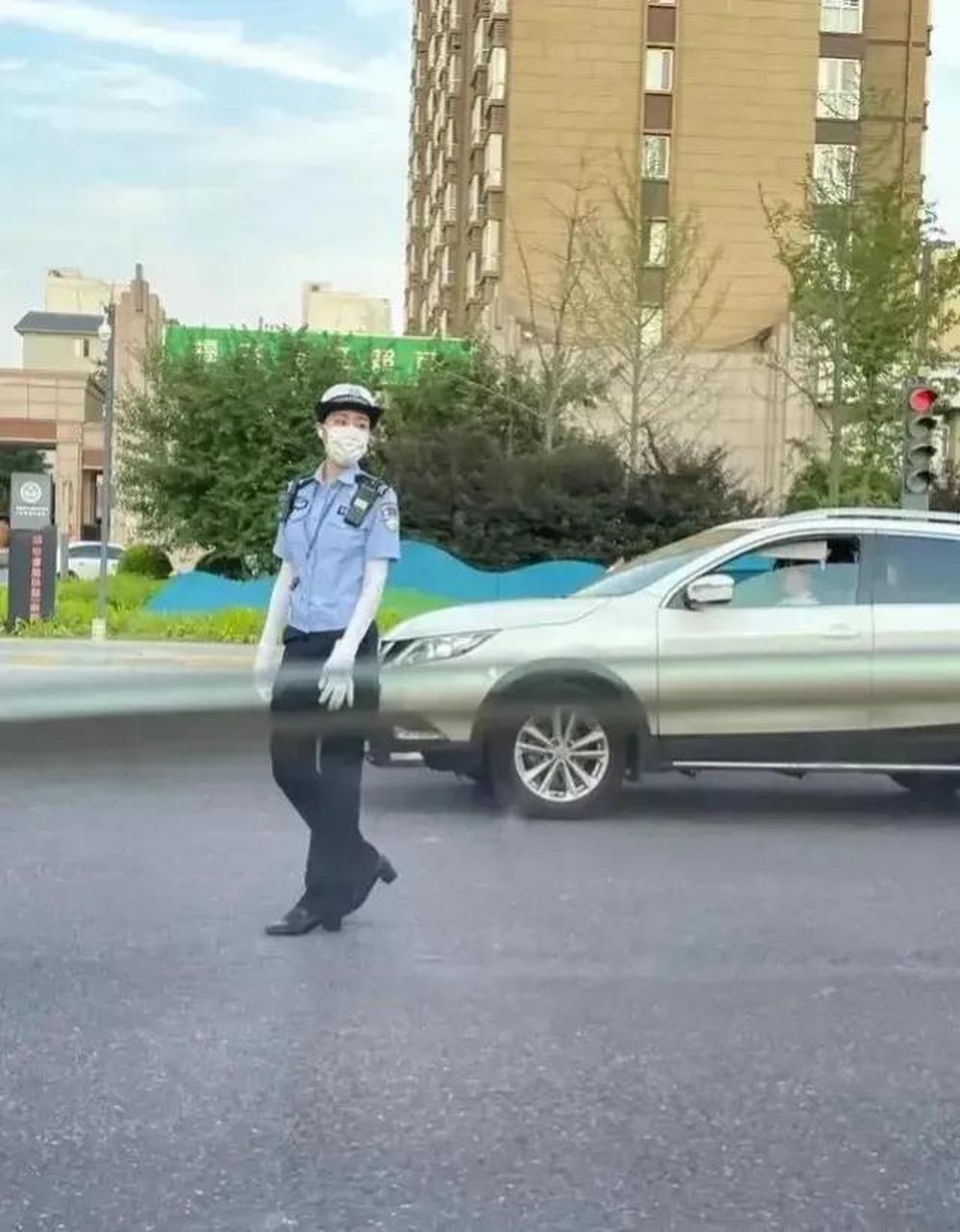 女交警高跟图片