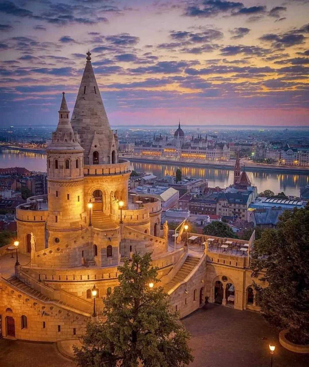 风景:布达佩斯的金色城堡  地点:欧洲 - 匈牙利  分类:城堡,古建筑[啊