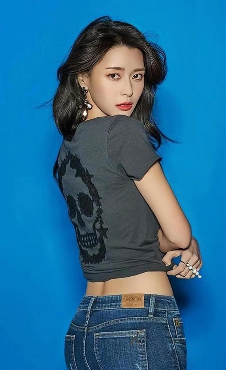 权娜拉 紧身牛仔裤 1.72米九头身美女 这就是财阀的快乐 完美身材比例