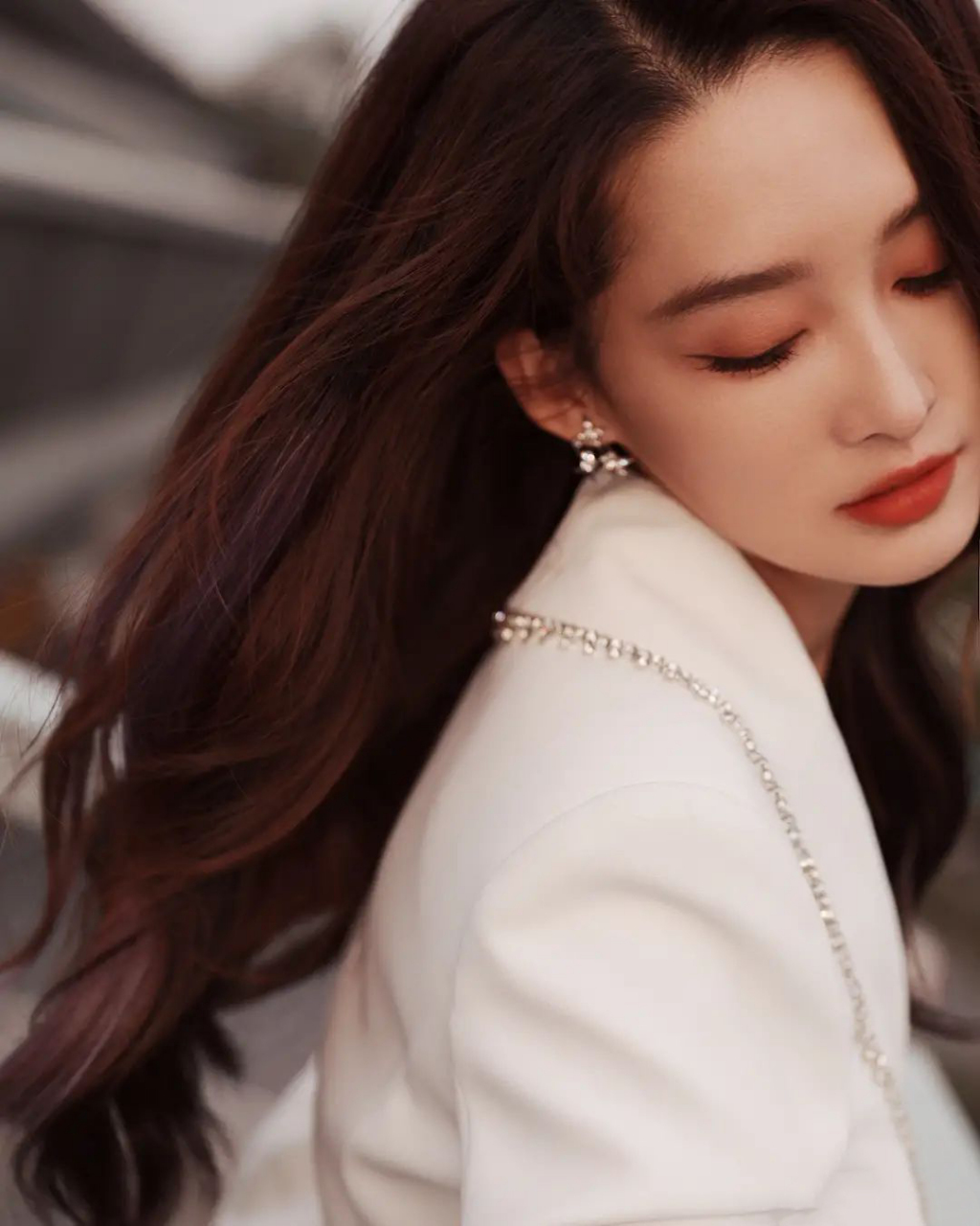 李沁白色西装裙又飒又美,气质魅力不可挡! 676767#李沁