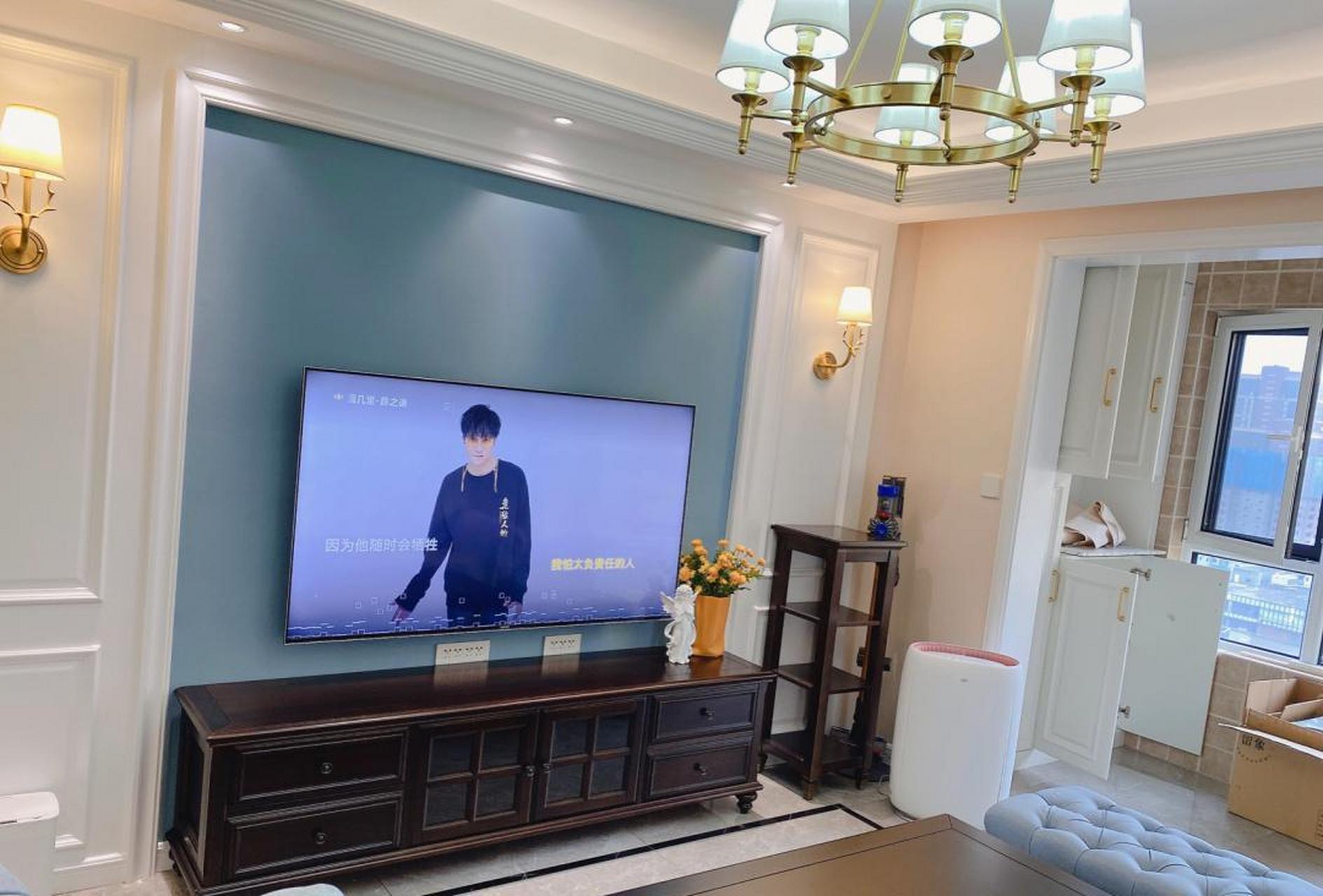 新房做了非常实用的客厅电视背景墙,悬空大理石的设计,简约又好看