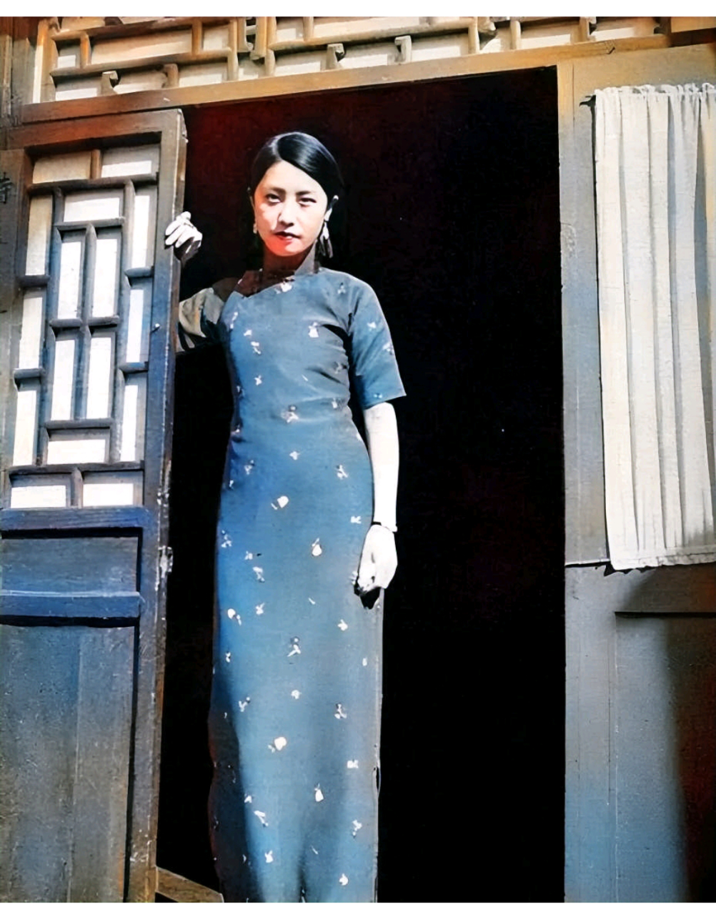 民国几位"风尘女子"的留影,面对镜头,她们神色自然,几个人看起来十分