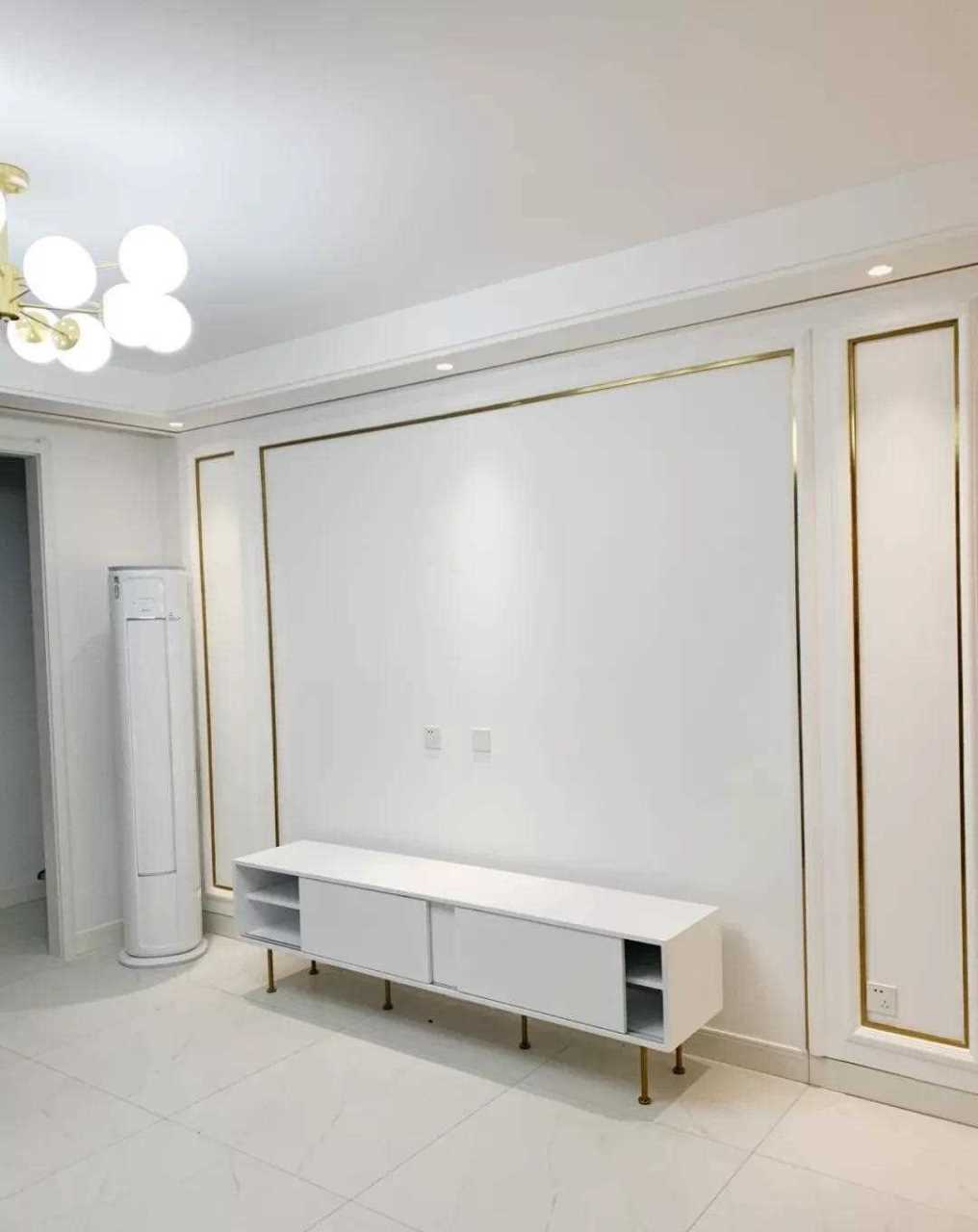 分享这家客厅装修,做的石膏线电视墙[囧] 电视墙尺寸宽34m,中间部分