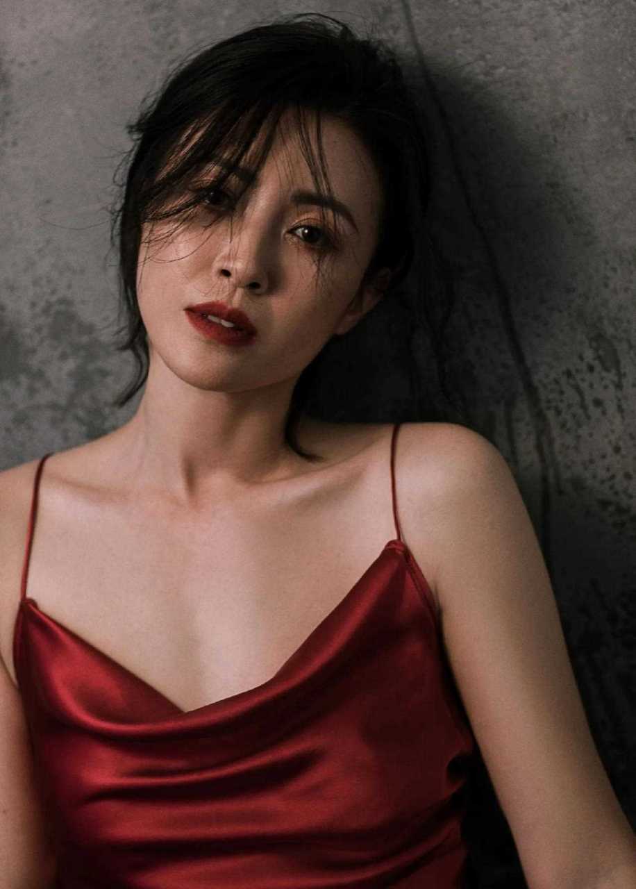 青岛籍演员于小磊晒性感照片,展示镜头前不一样的自己.