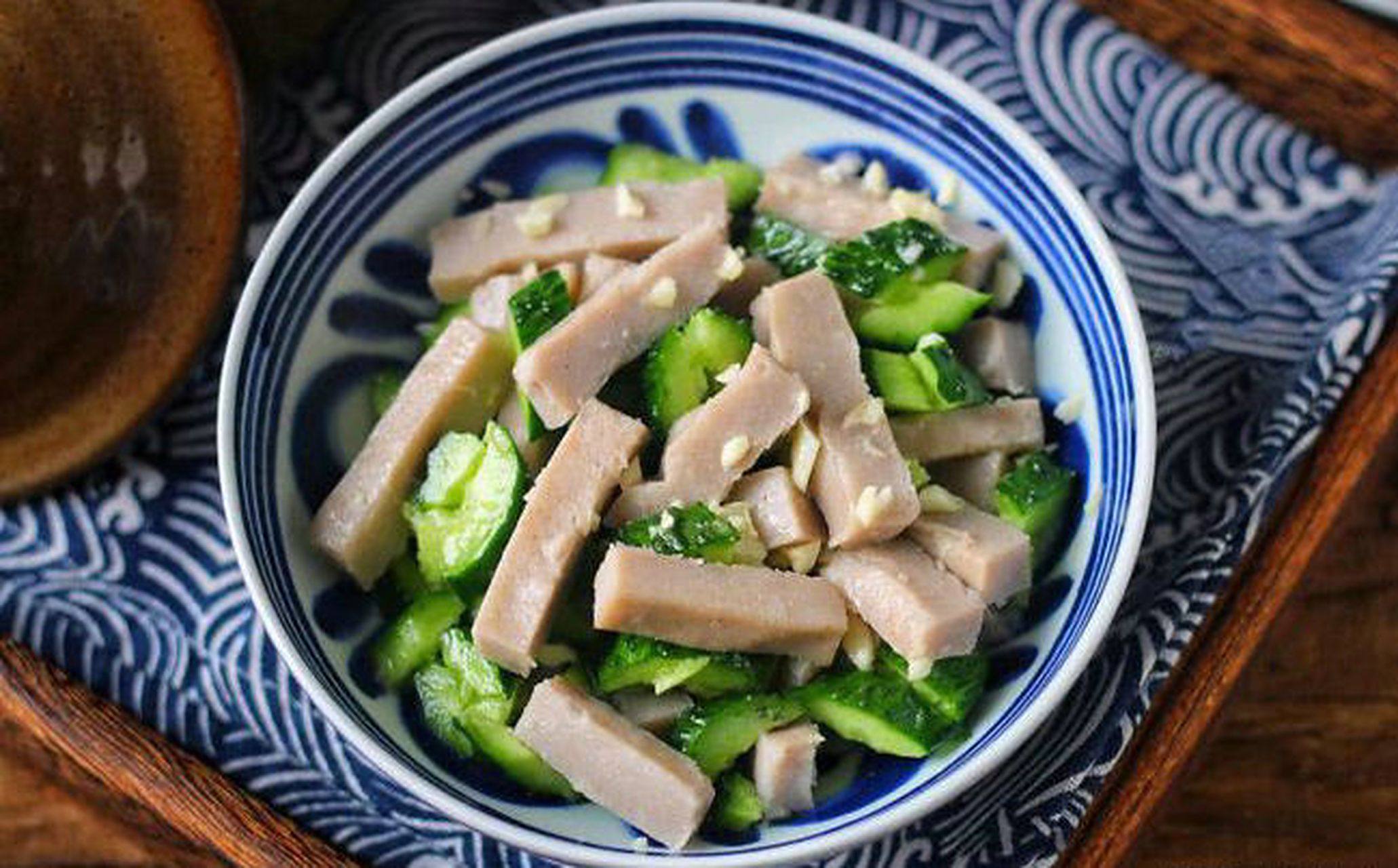 美食推荐# 扒糕,是石家庄传统小吃的一种!扒糕蘸蒜泥,黄瓜拌扒糕!