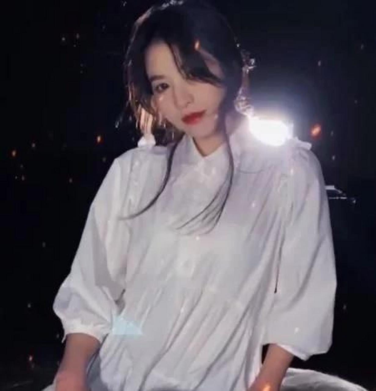 刘思瑶想挽回前男友,特意穿露脐装秀身材,粉丝:这水桶腰绝了