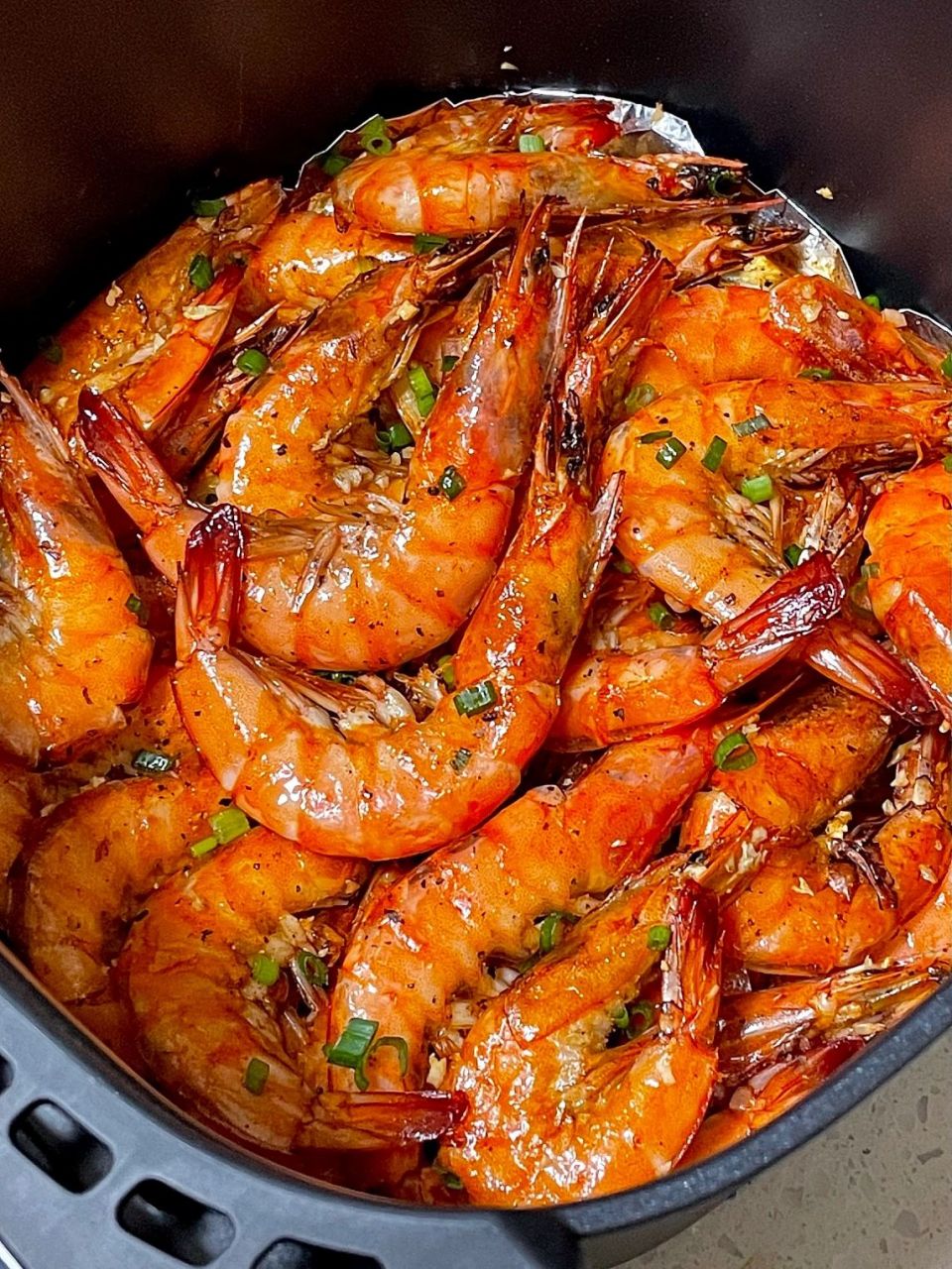 有空气炸锅就能做的蜜汁烤虾 表面微焦,一口咬下去香香脆脆 里面的虾