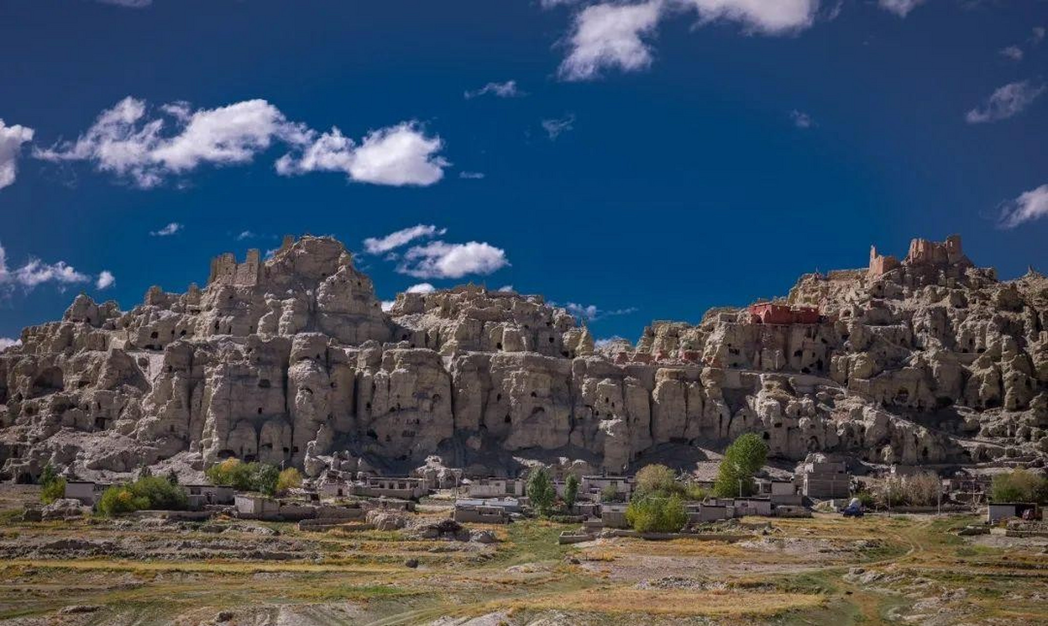 百度仲夏打卡挑战赛#东嘎皮央石窟中保存有大量的壁画,画风绚丽自由