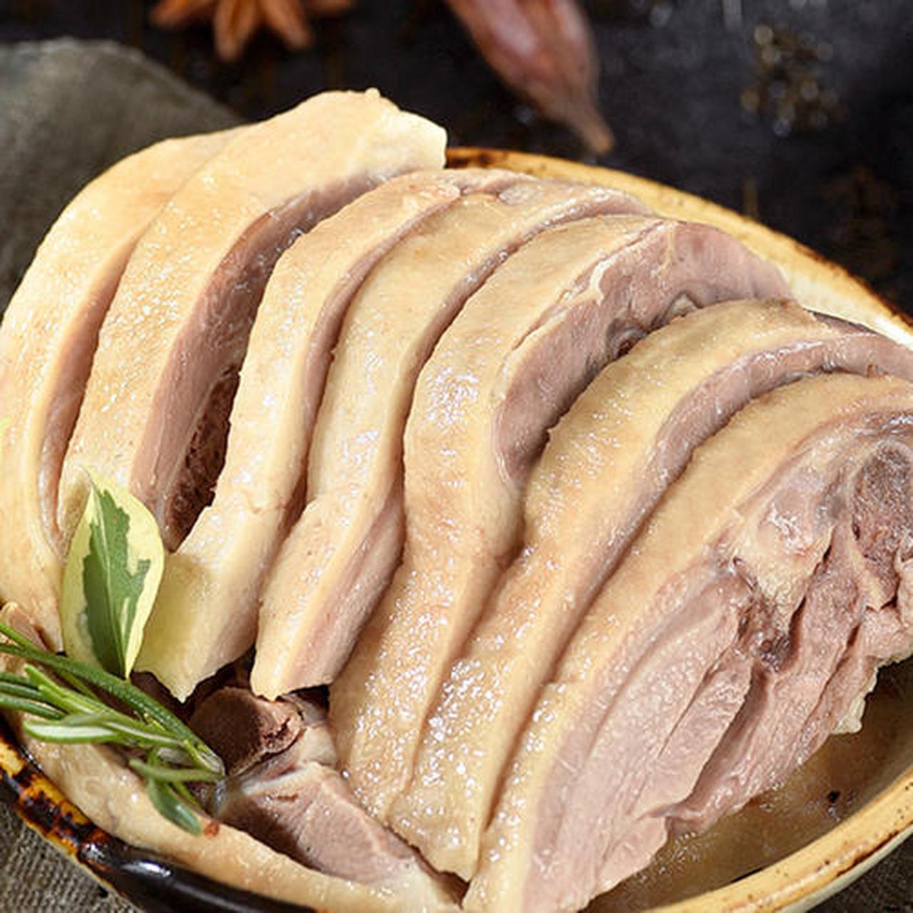 南京盐水鸭,是南京有名的特产,可以说是天下皆知,据《白门食谱》记载: