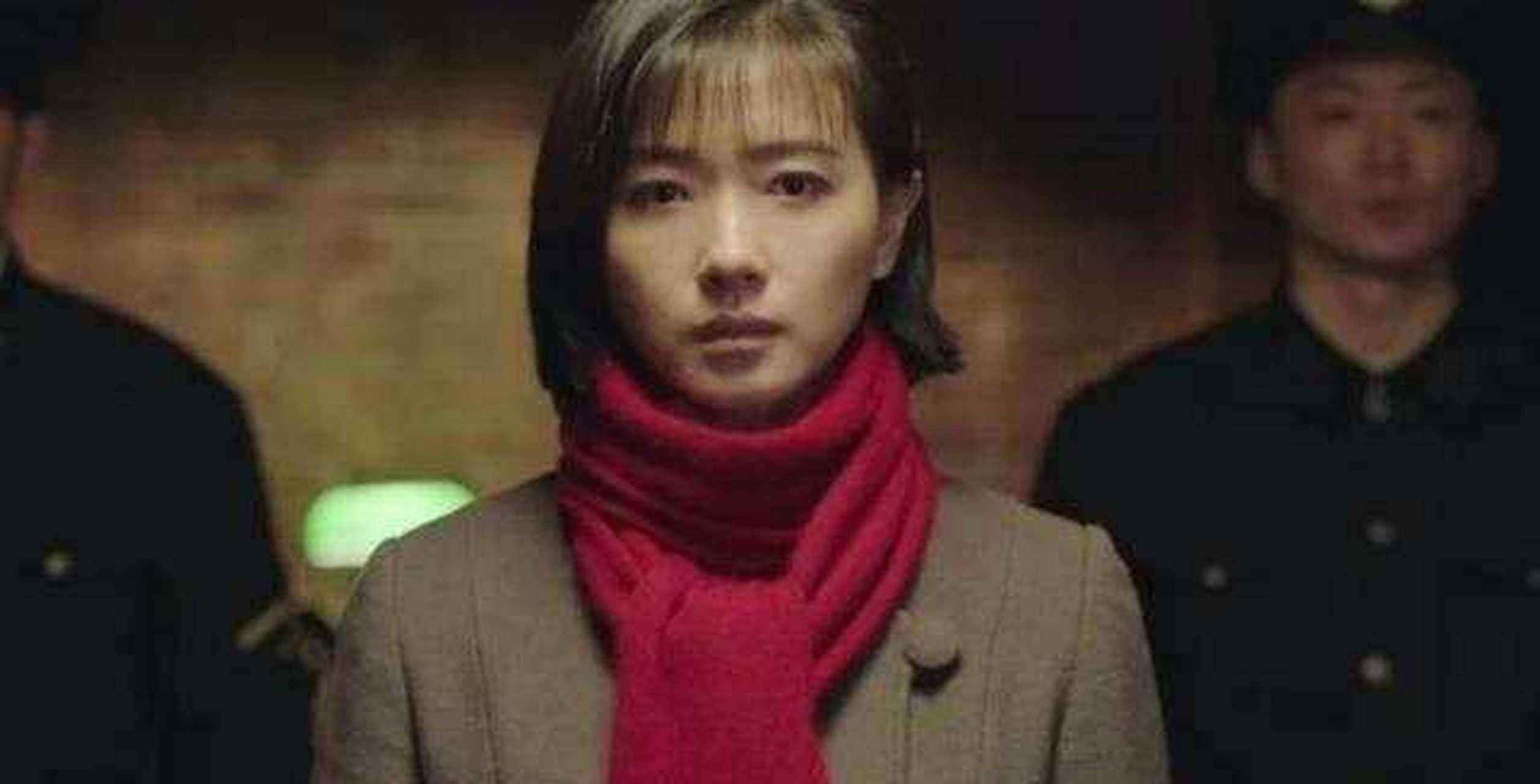 万茜在《新世界》中饰演地下党田丹,几乎一出场就进了监狱,穿上了囚服