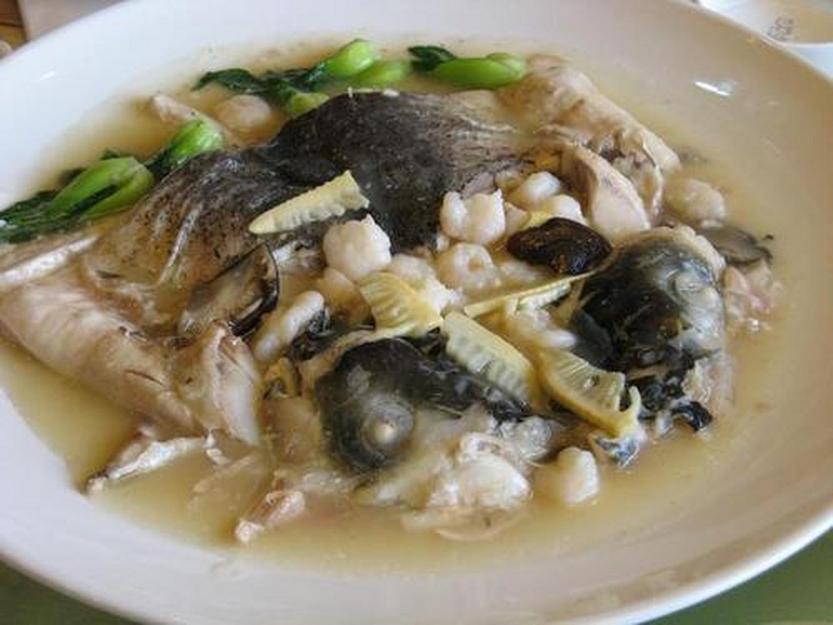 用烩制的方法将鲢鱼头煮熟,煮出来的鱼肉不仅吃起来很嫩,而且它的汤汁