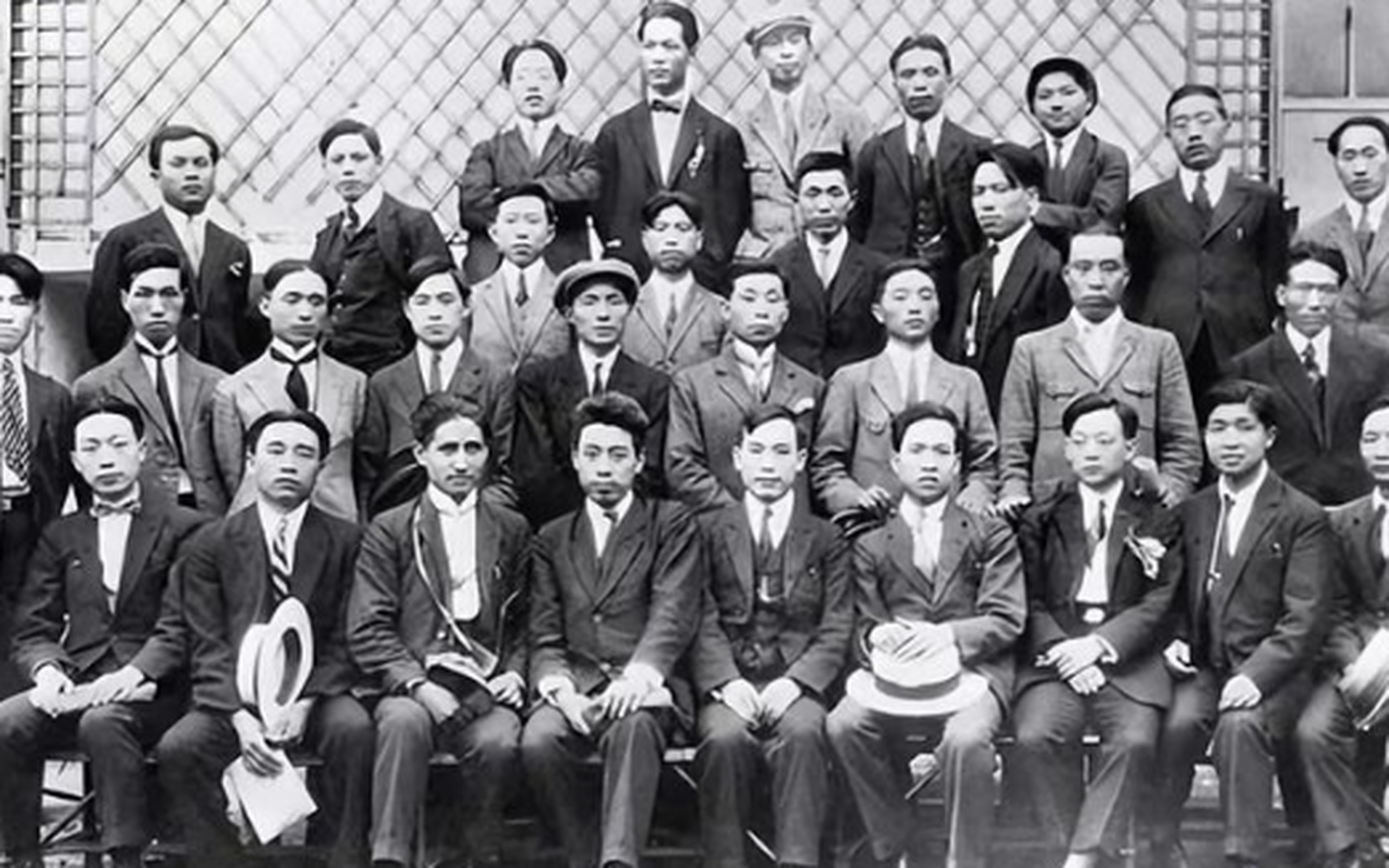 这是1924年,中国社会主义青年团旅欧支部合影,周公和邓公也在其中.