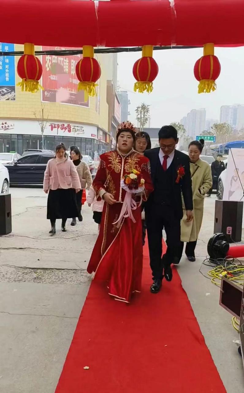 知道的是娶新娘,不知道的还以为俩男的结婚呢