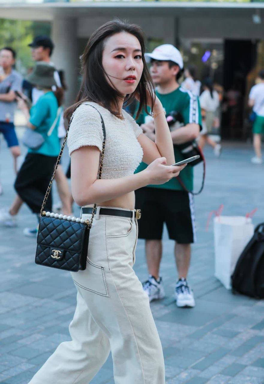 露脐装搭配阔腿裤,小姐姐好美哦