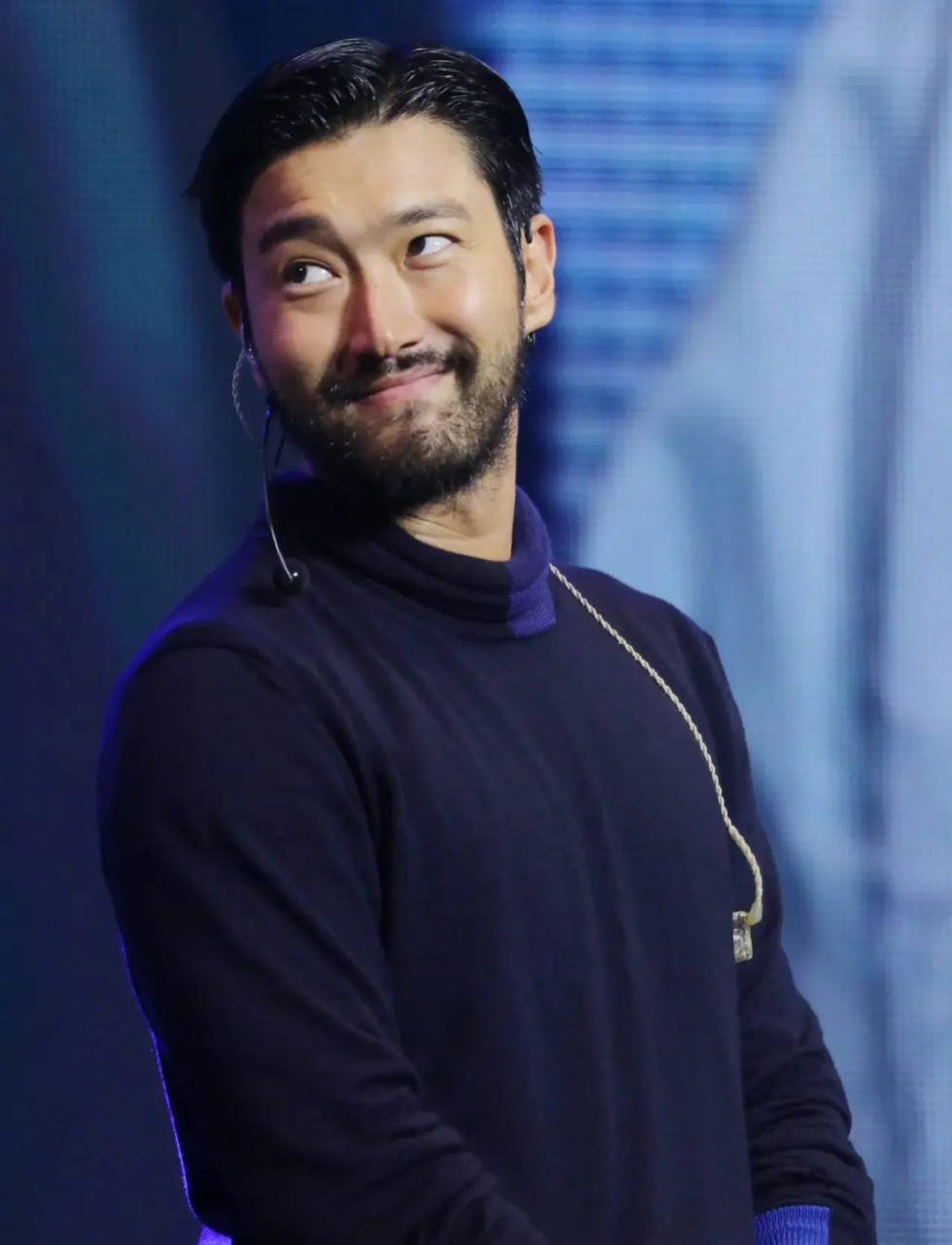 在这张近照中,崔始源的身材