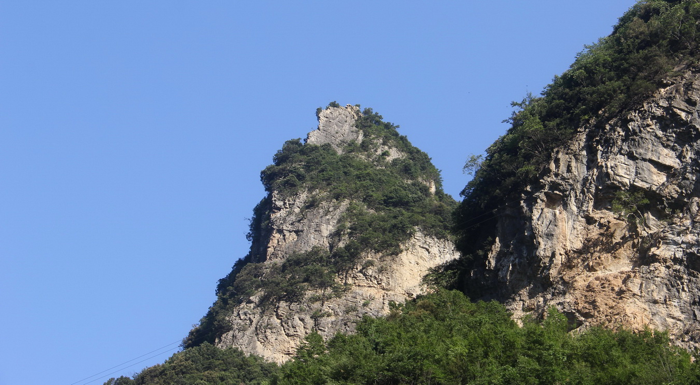 万源鱼泉山:这里一年四季不同景色:春悦山花,夏避酷暑,秋观红叶,冬