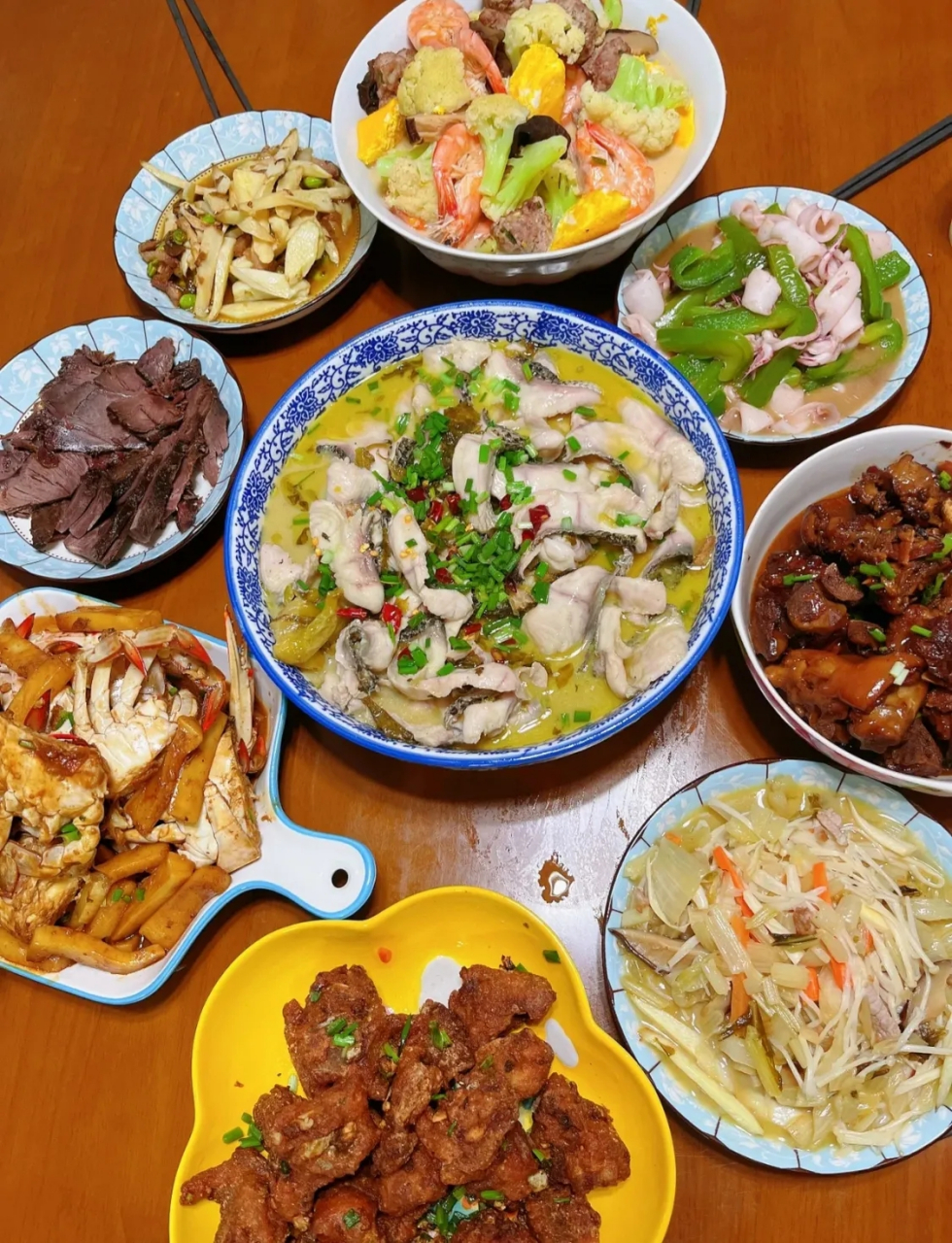 图一,广东普通家庭的晚餐 图二,浙江普通家庭的晚餐 图三,广西普通