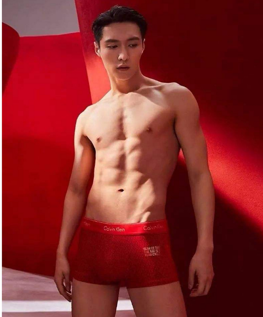 如今刘雨昕也代言该内裤,说实话,比张艺兴看起来确实还更爷们,只是少