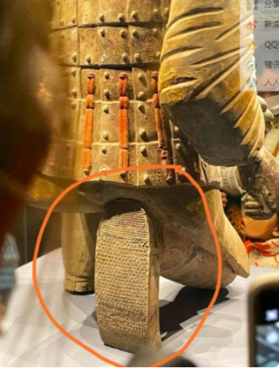 去了那么多次兵马俑,都没仔细看过,鞋子上都有这么多细节