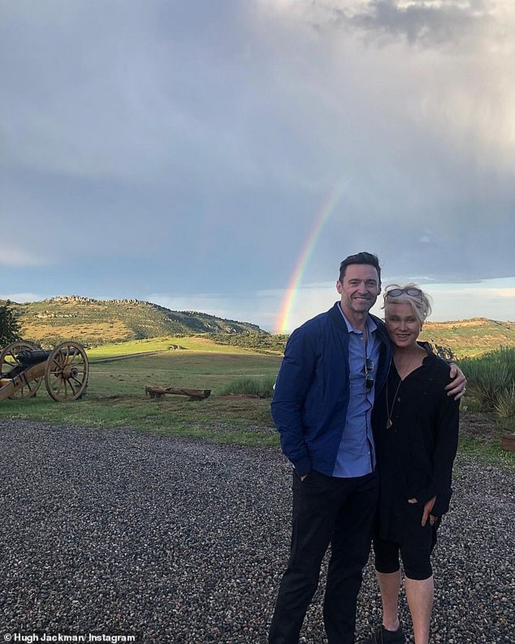 休杰克曼和老婆目前住在长滩岛附近,天气比较寒冷,可以看到地上的