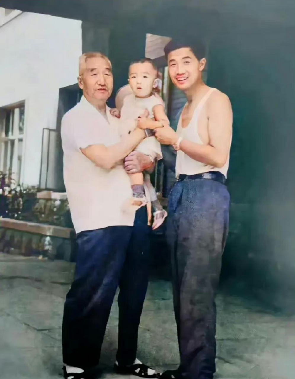 七十年代,粟裕将军与儿孙两人的珍贵合影,你还别说,父子俩人真是一个