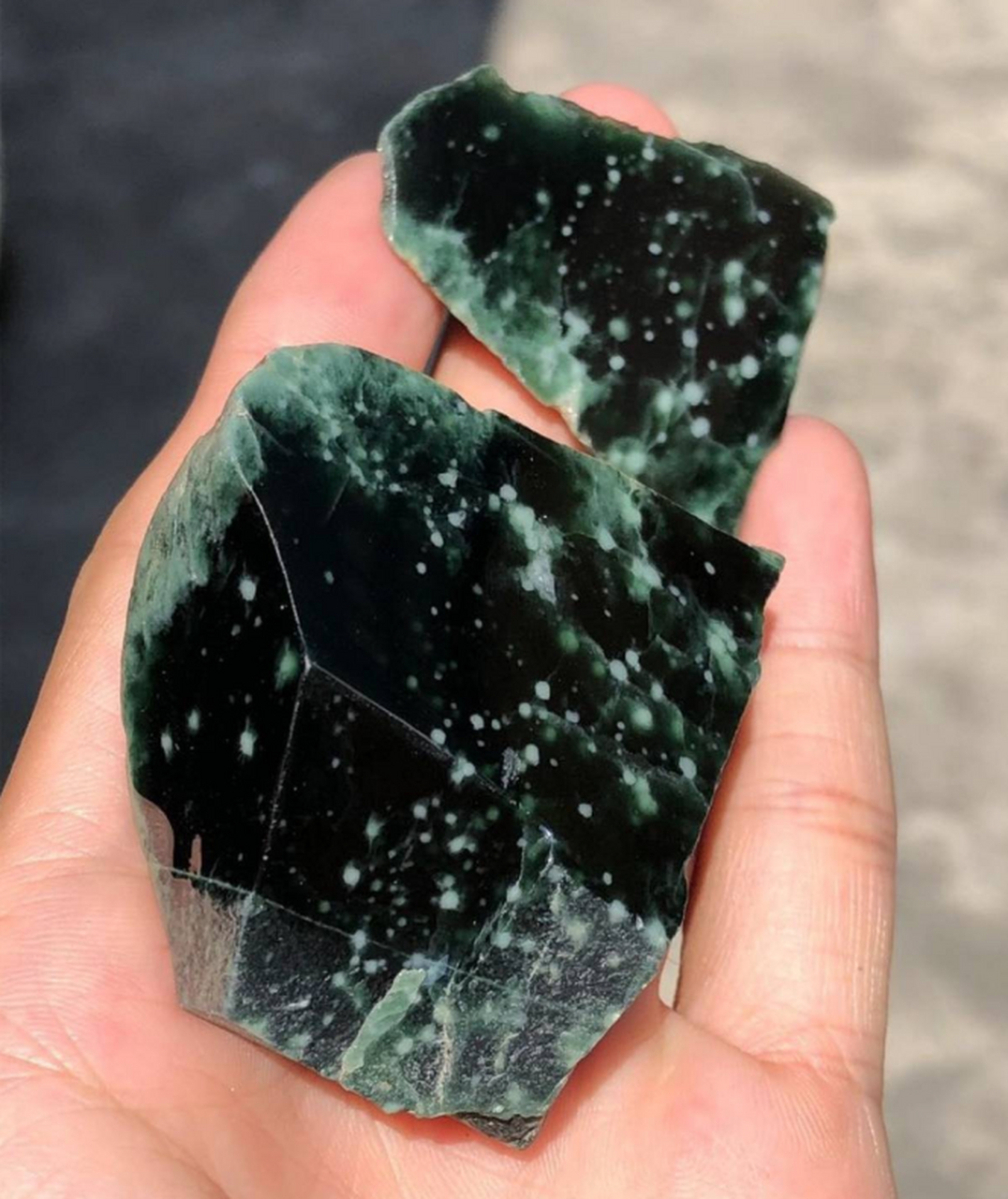 翡翠原石# #点击头像看直播# #翡翠# 底指的是翡翠絮状物(又称棉)