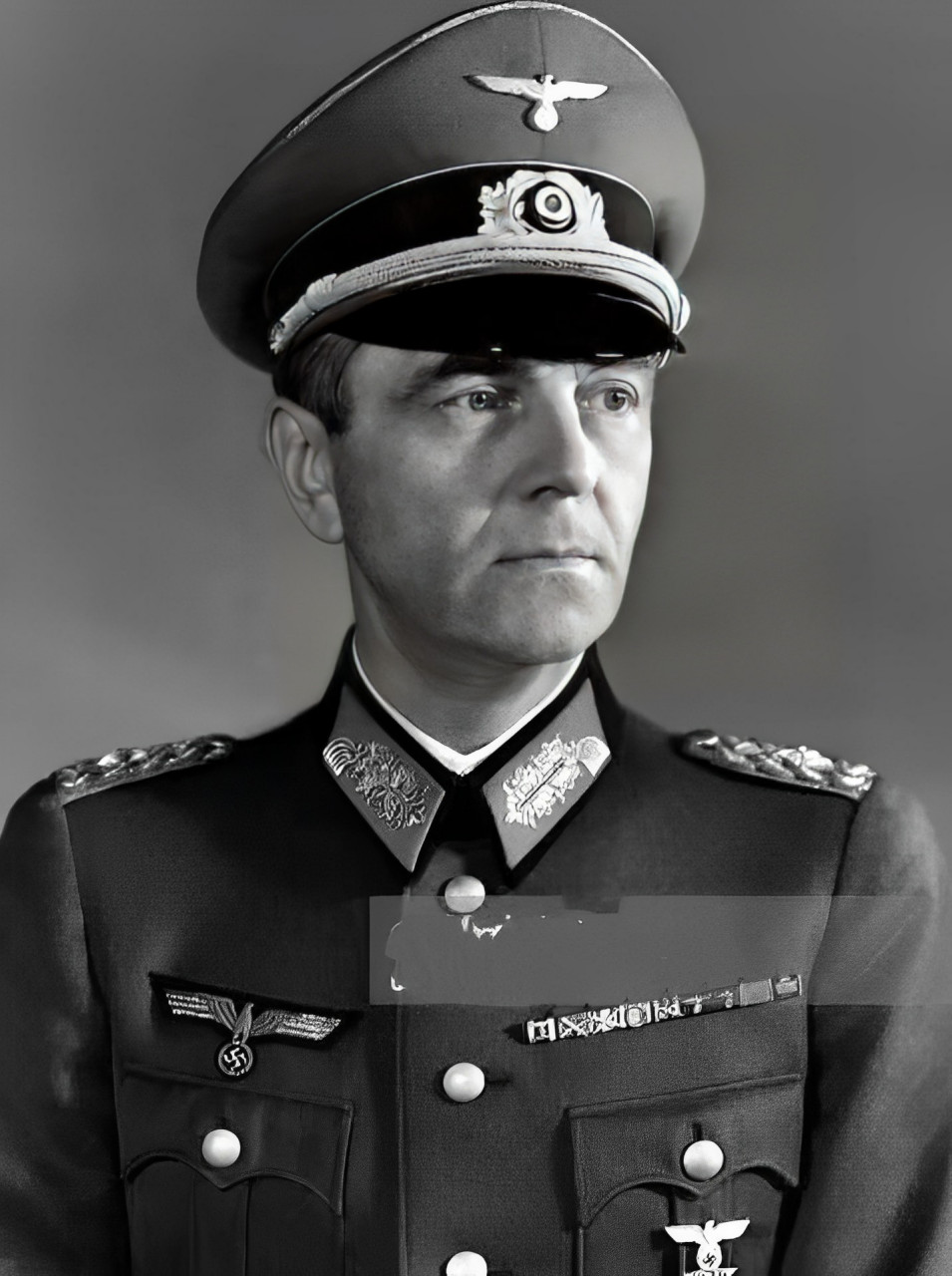 1943年,被困在斯大林格勒的保卢斯意外地从元首那里晋升为陆军·元帅.