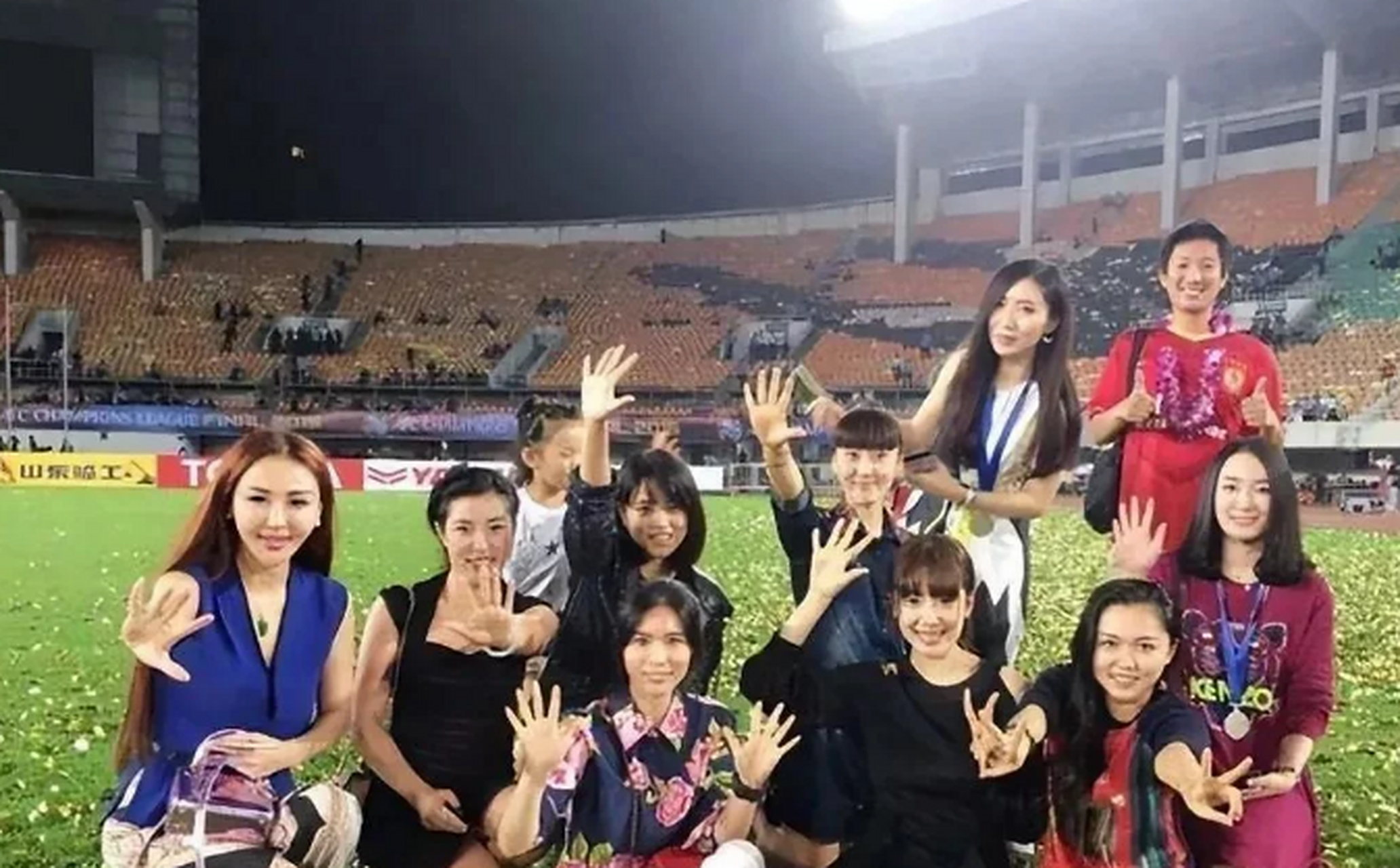 国足太太团才是真惊艳,肤白貌美,身材火辣,个个不输女明星