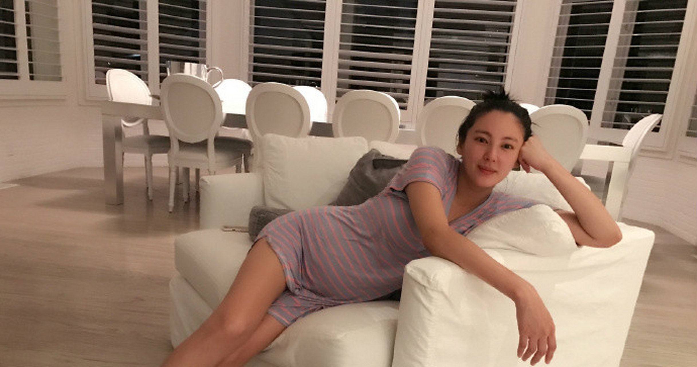 杨天真晒张雨绮孕肚照,穿条纹裙躺沙发,孕相明显但腿纤细!