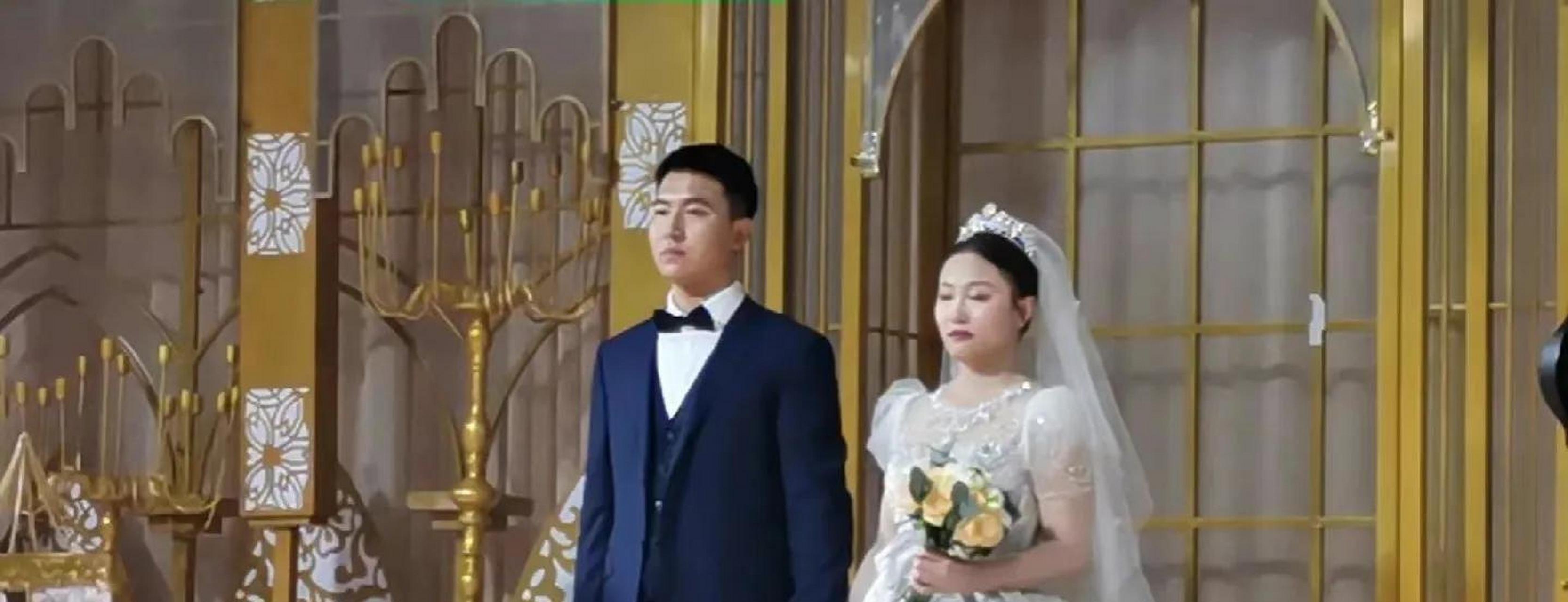 gif创作人# 《真正男子汉2》中的王威班长结婚了,杨幂也送上了势档