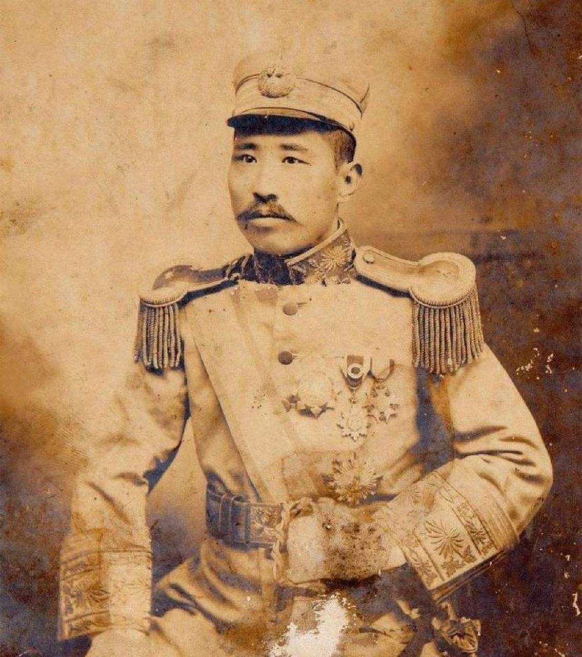 1926年,张宗昌的"太太团",在济南即将登机的珍贵合影,画面中的几人