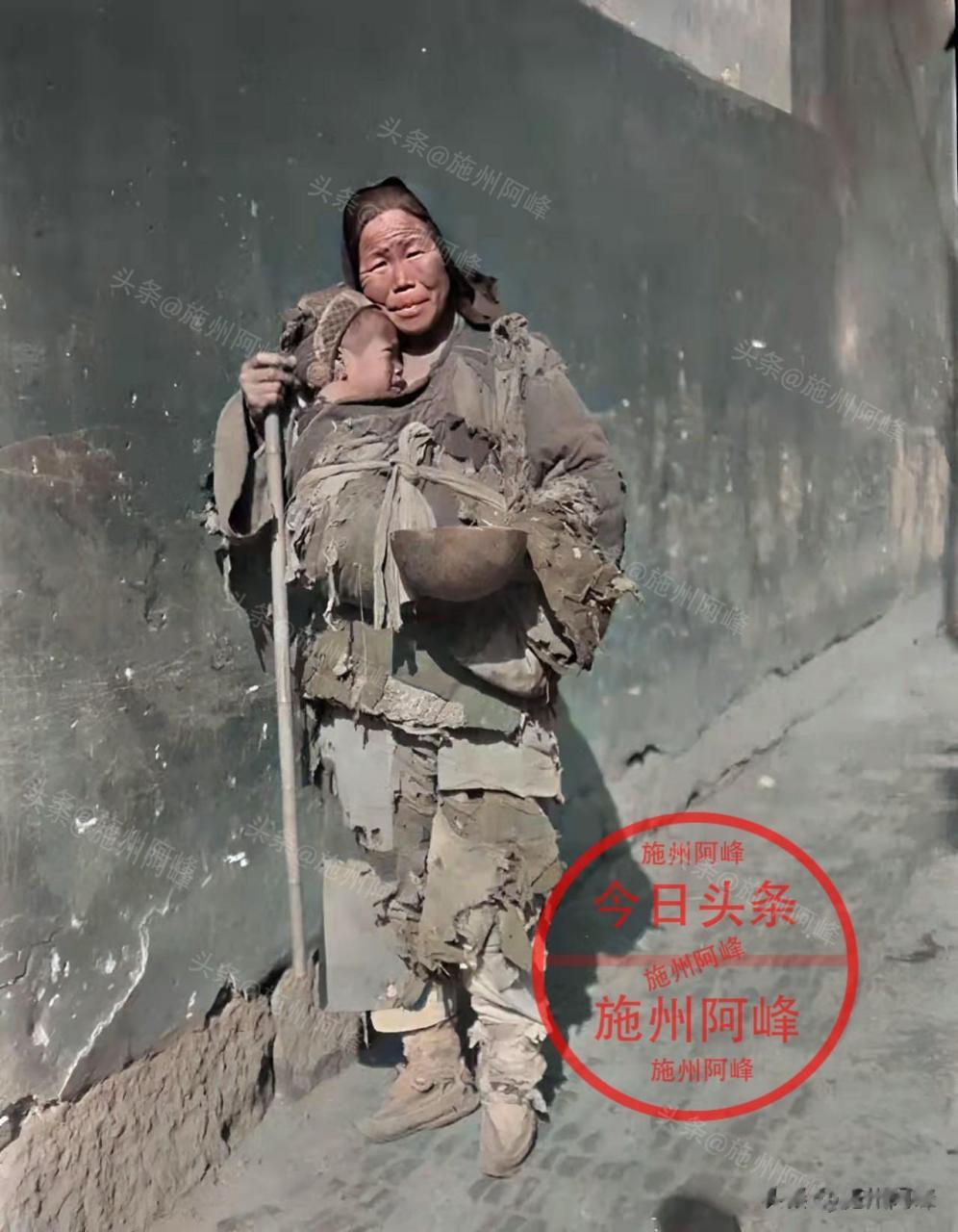 清朝时期一个贫穷的妇女,她带着小孩可怜的乞讨.