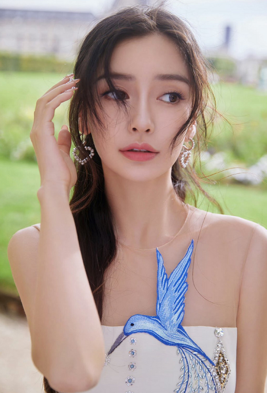 angelababy杨颖在巴黎时装周的穿搭,给这套装扮一个评价,有没有吸引到