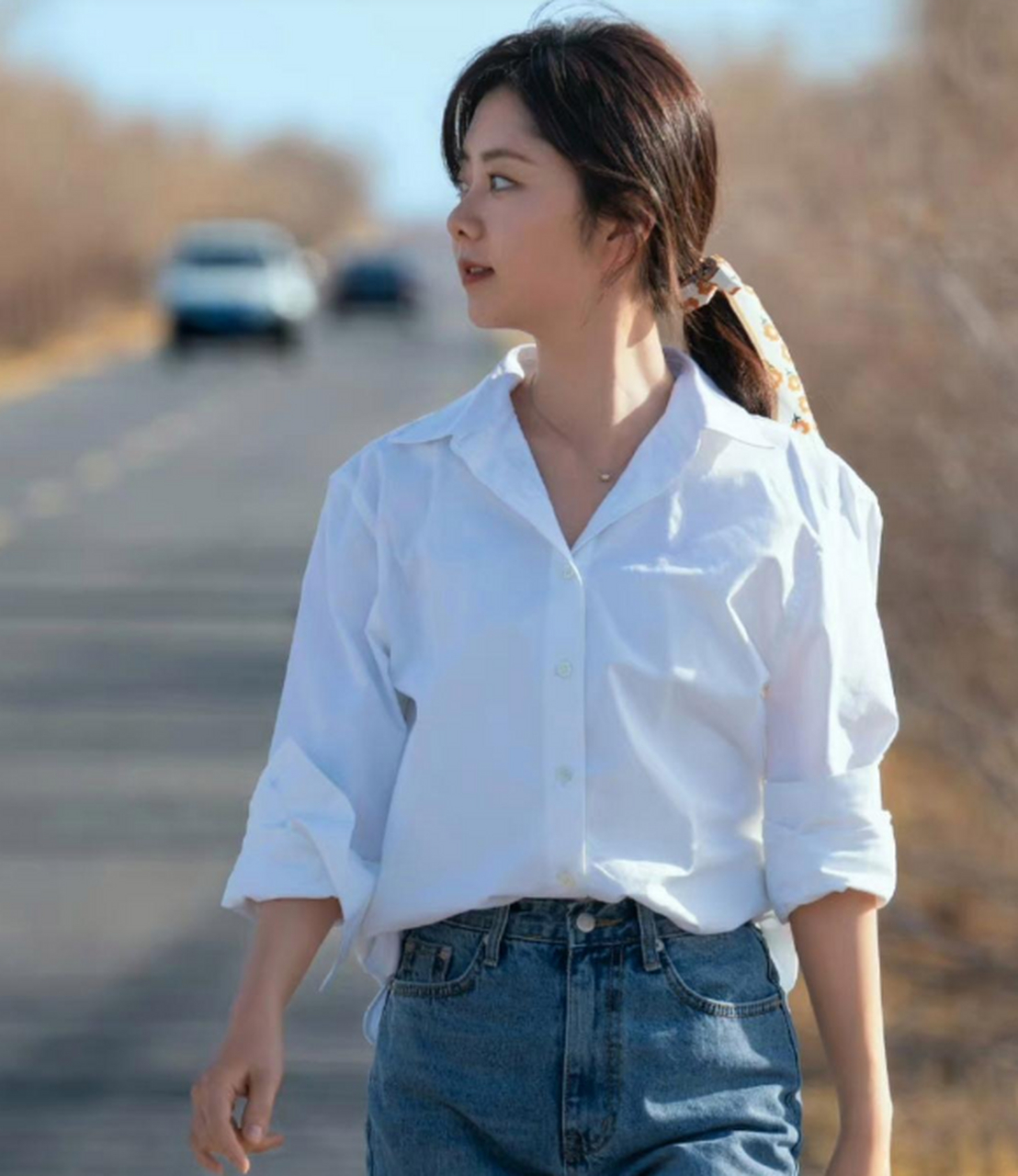 谭松韵在公路上取景拍戏,白衬衫牛仔裤的打扮特别清新.