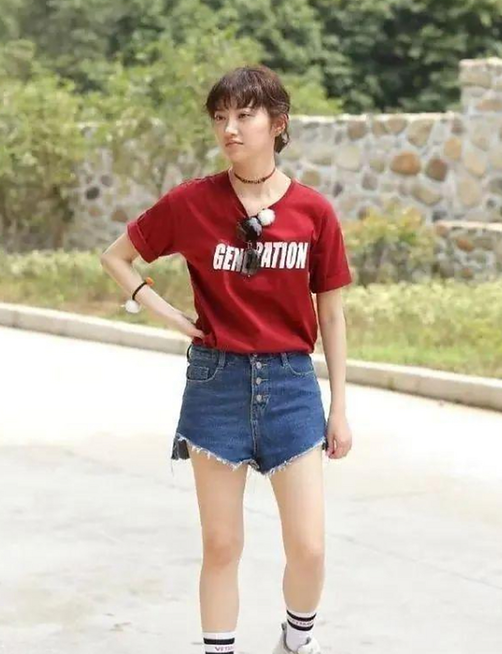 景甜真不适合剪短发!穿红t恤配短裤身材火辣,却毁在发型上