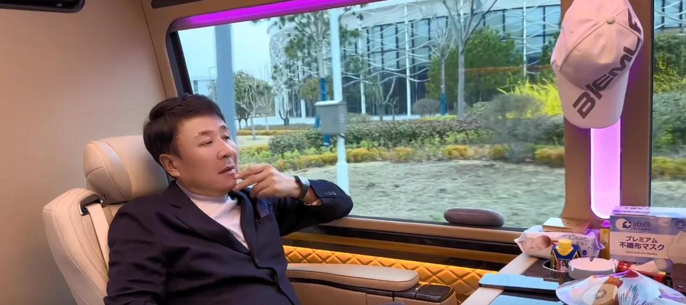 王楠老公郭斌有点小失落,发文感慨道:这次出差没有送行的,只收到楠总