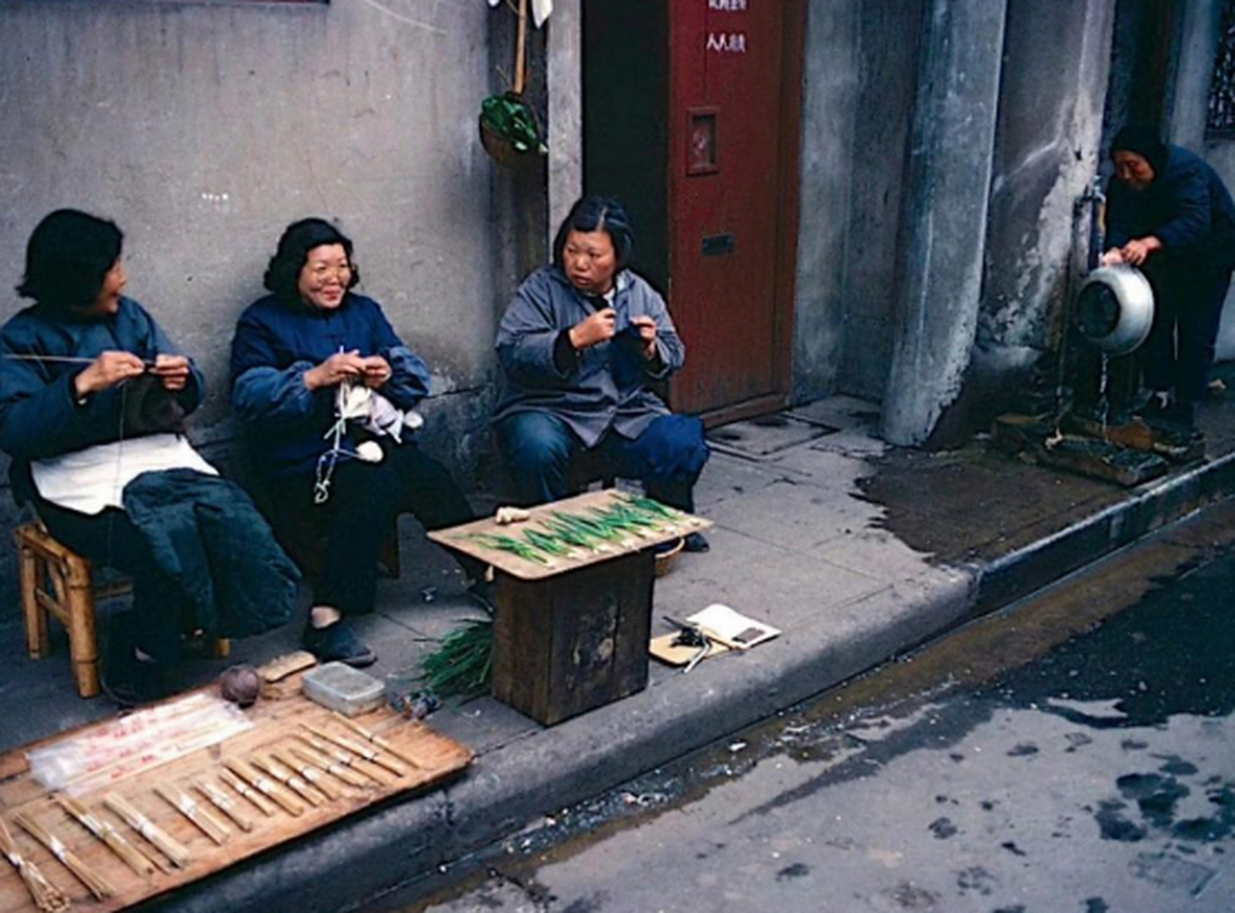 上世纪八十年代,上海,弄堂内的大叔大姨们.