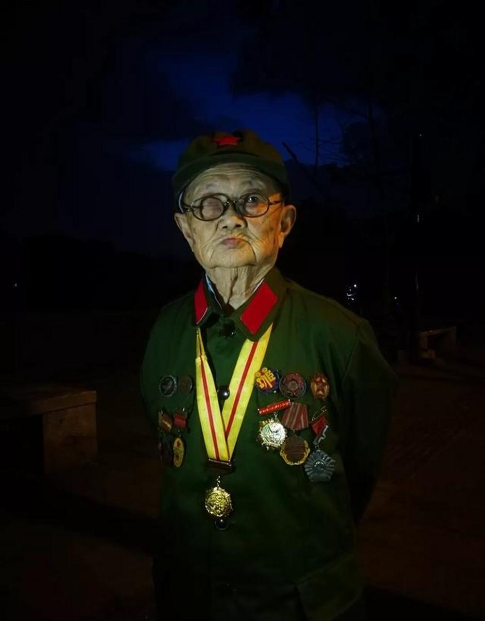 1939年,日军教官川岛谷川正漫无目的地漫步在大街上,迎面走来一位身高