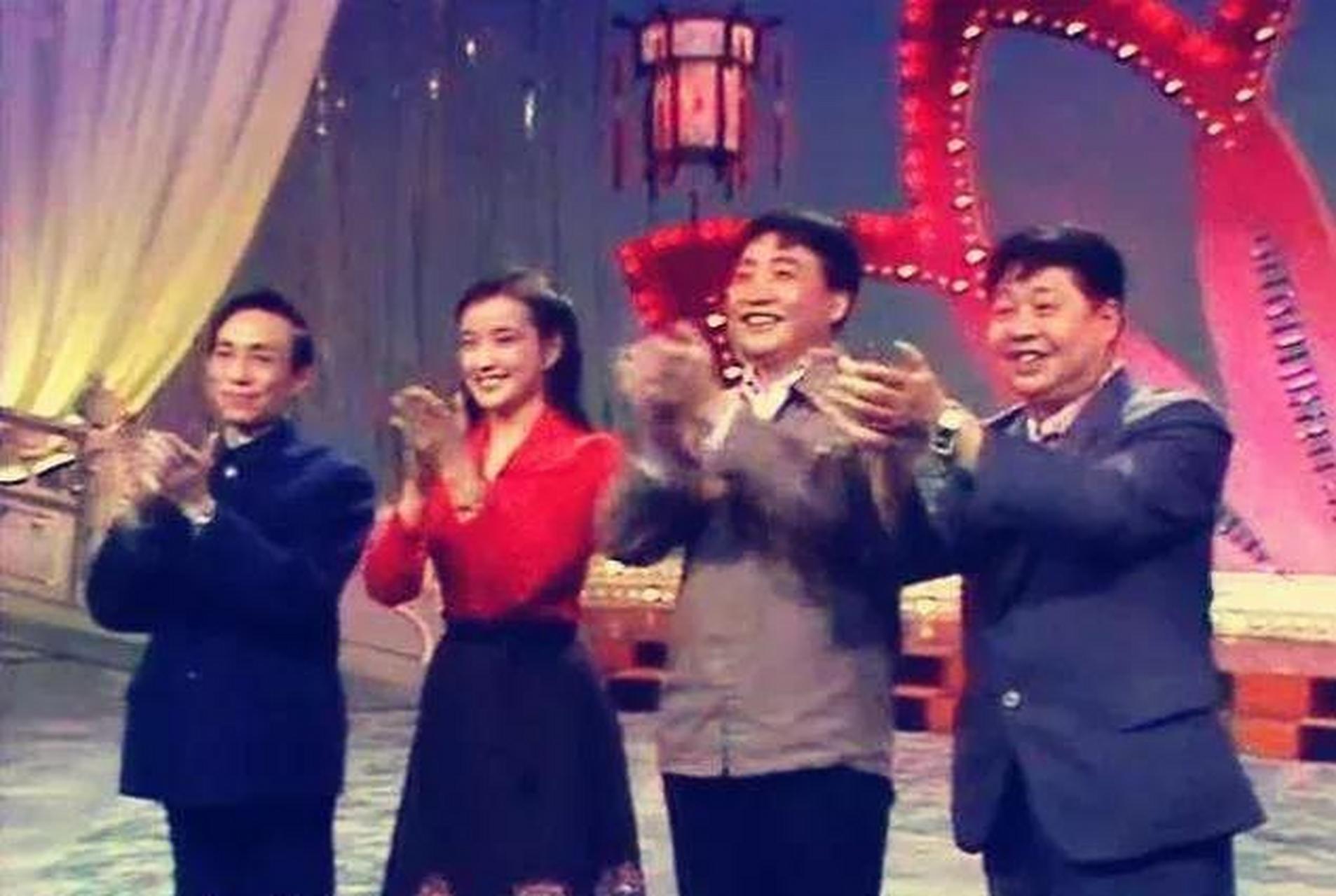 一九八三年第一届春晚,担任主持人的刘晓庆,那时候非常年轻貌美漂亮!