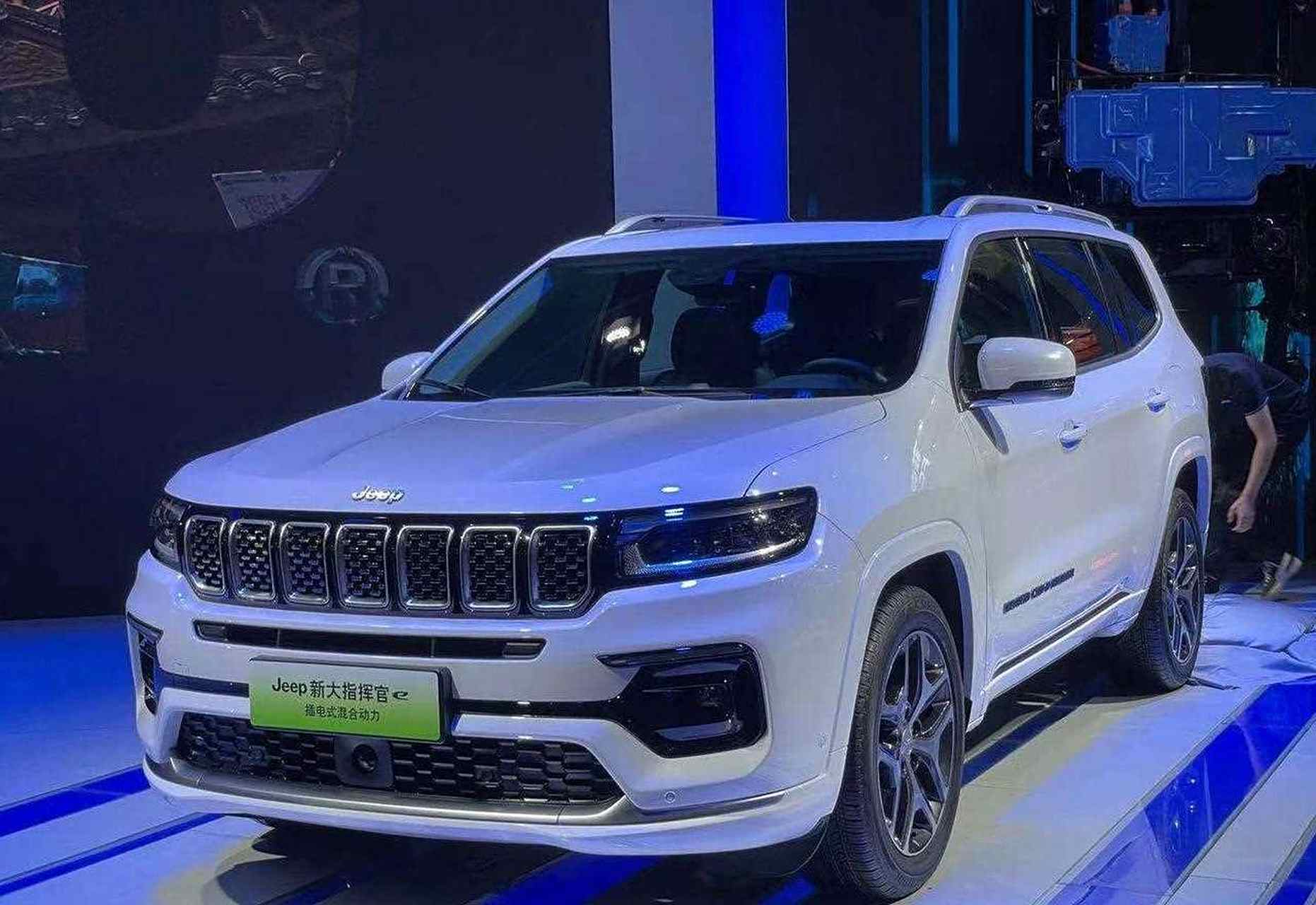 jeep新款大指挥官phev是插电混合动力版车型,新车外观采用与新款大