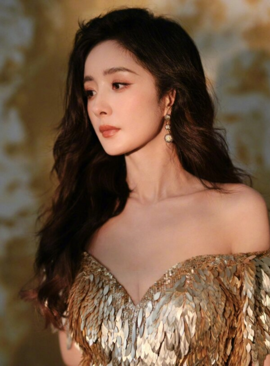 杨幂鎏金羽翼花朵刺绣礼服 闪耀魔都  杨幂最近在魔都闪耀登场,身着