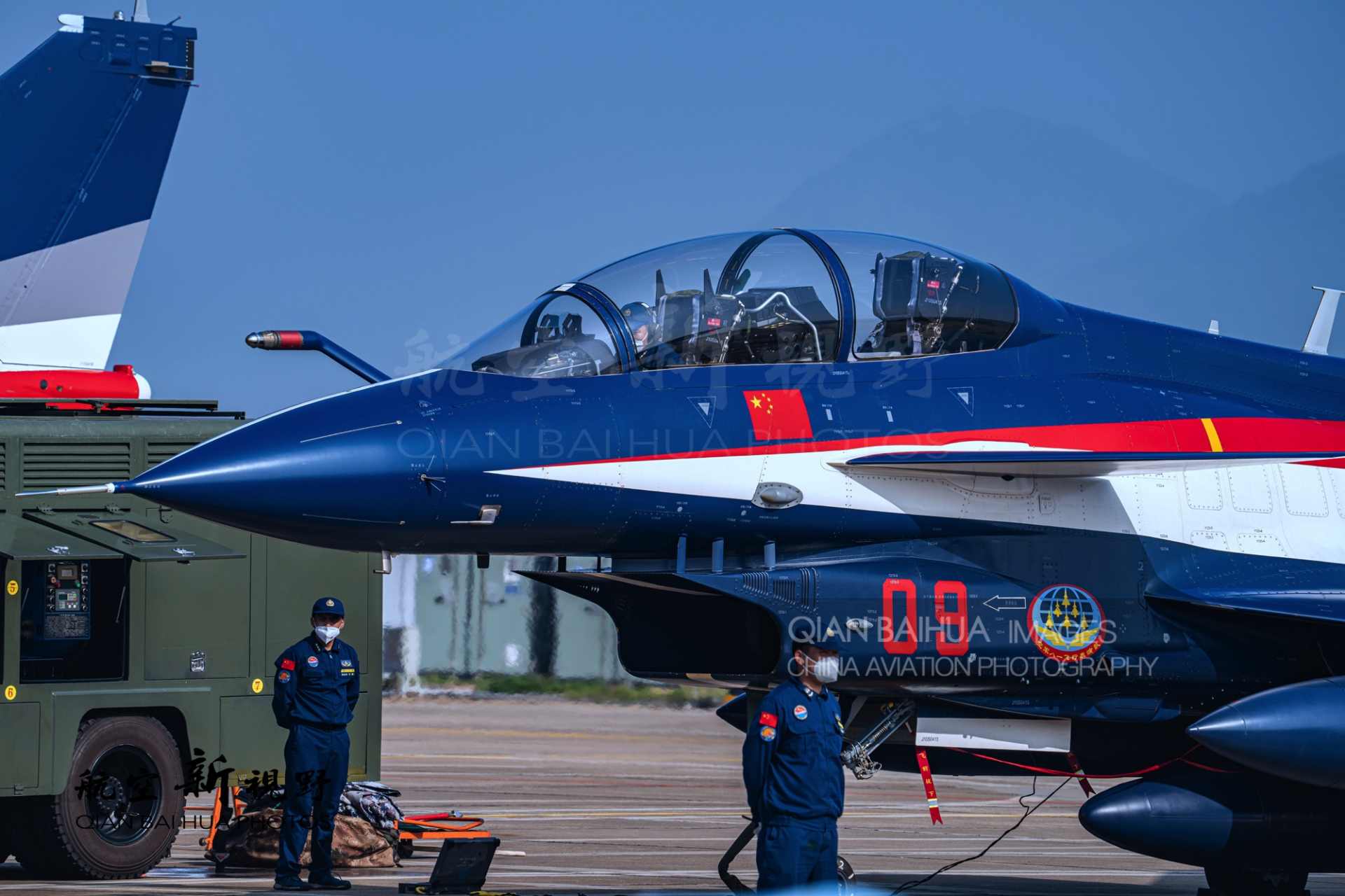 空军八一飞行表演队歼-10战斗机,天气好的时候,这种涂装还是蛮好看的.