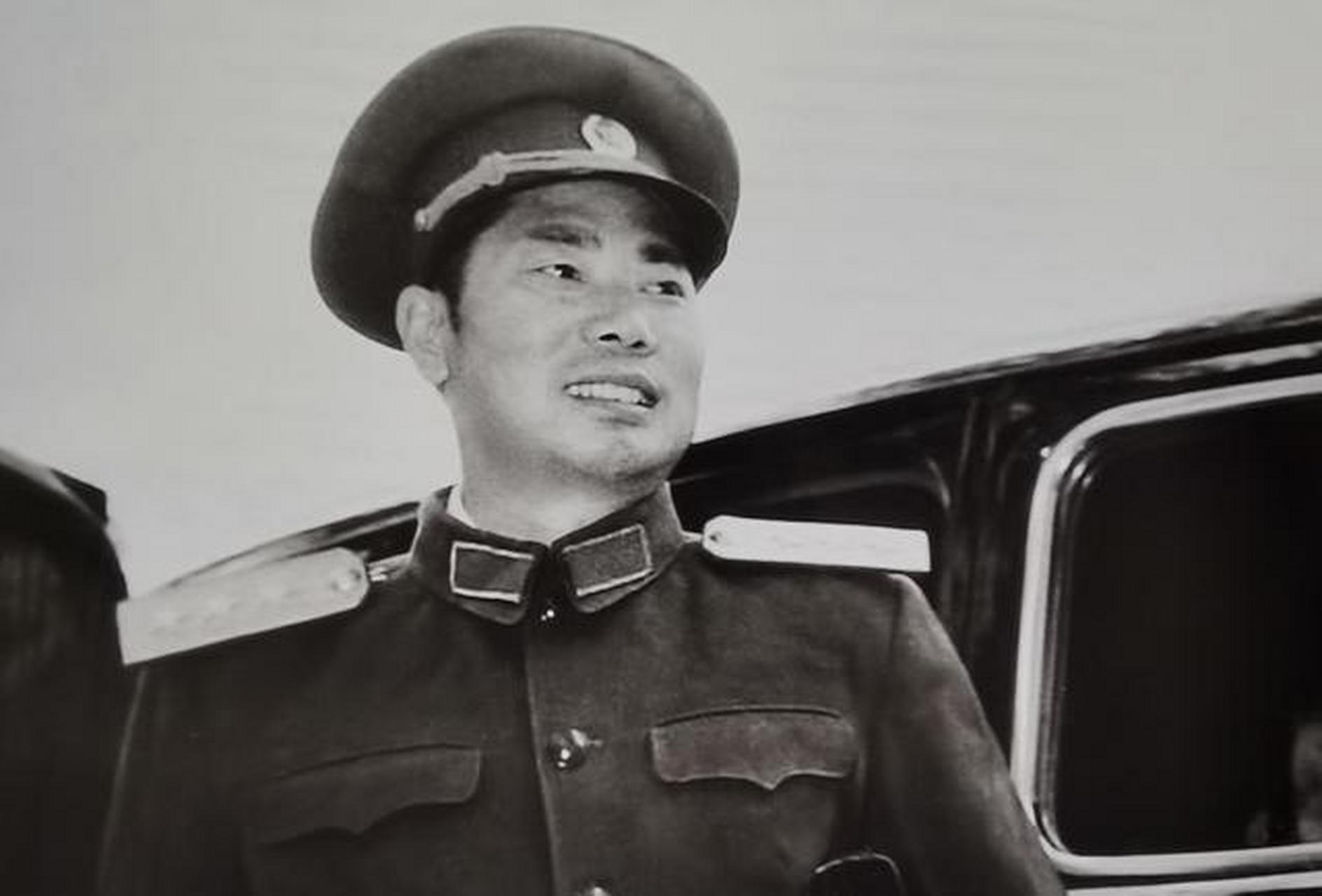 杨得志是一个富有传奇色彩的人物.