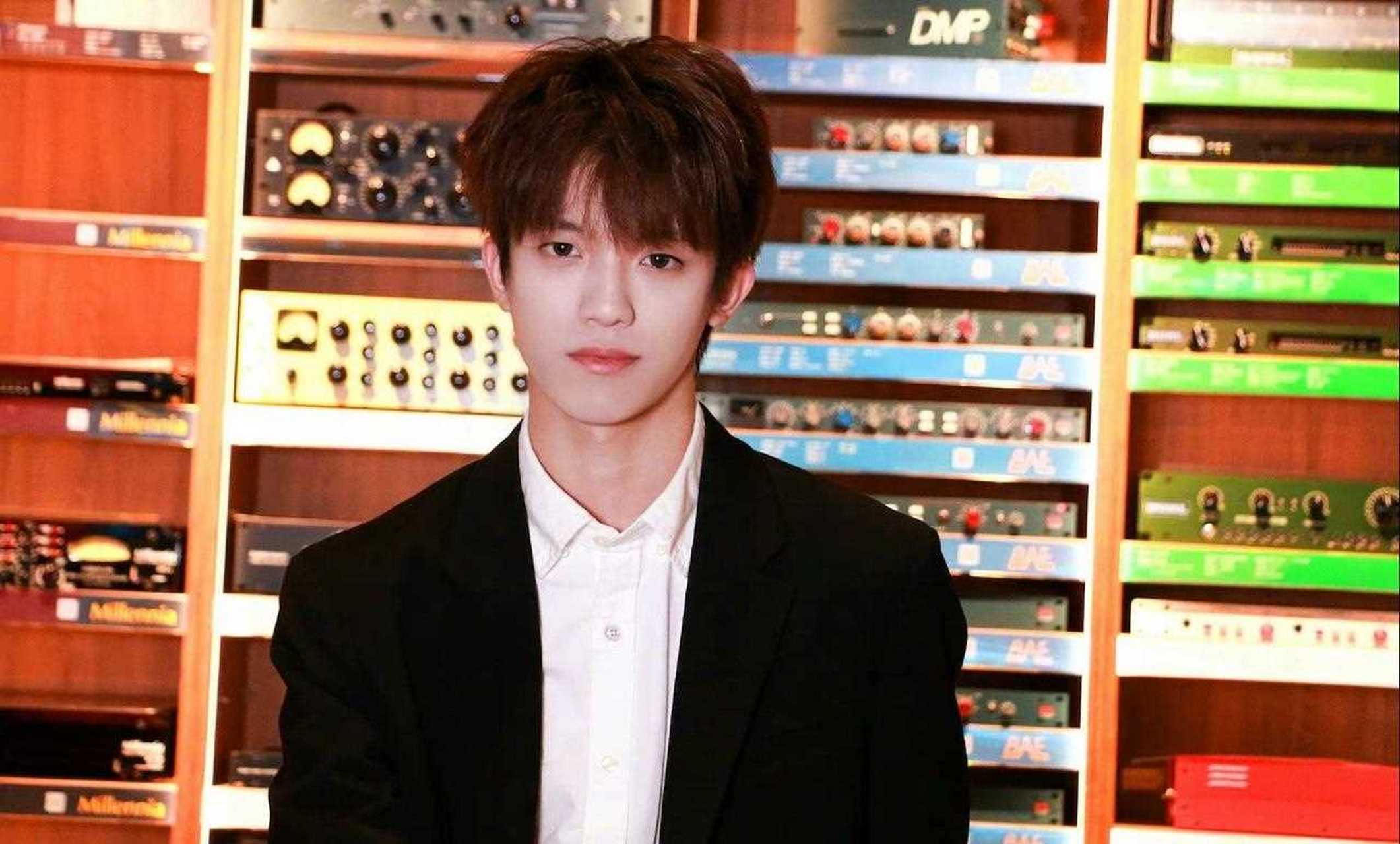 孙亦航西装大片!亦气风发,扬帆远航,展望美好的未来![惊哭]