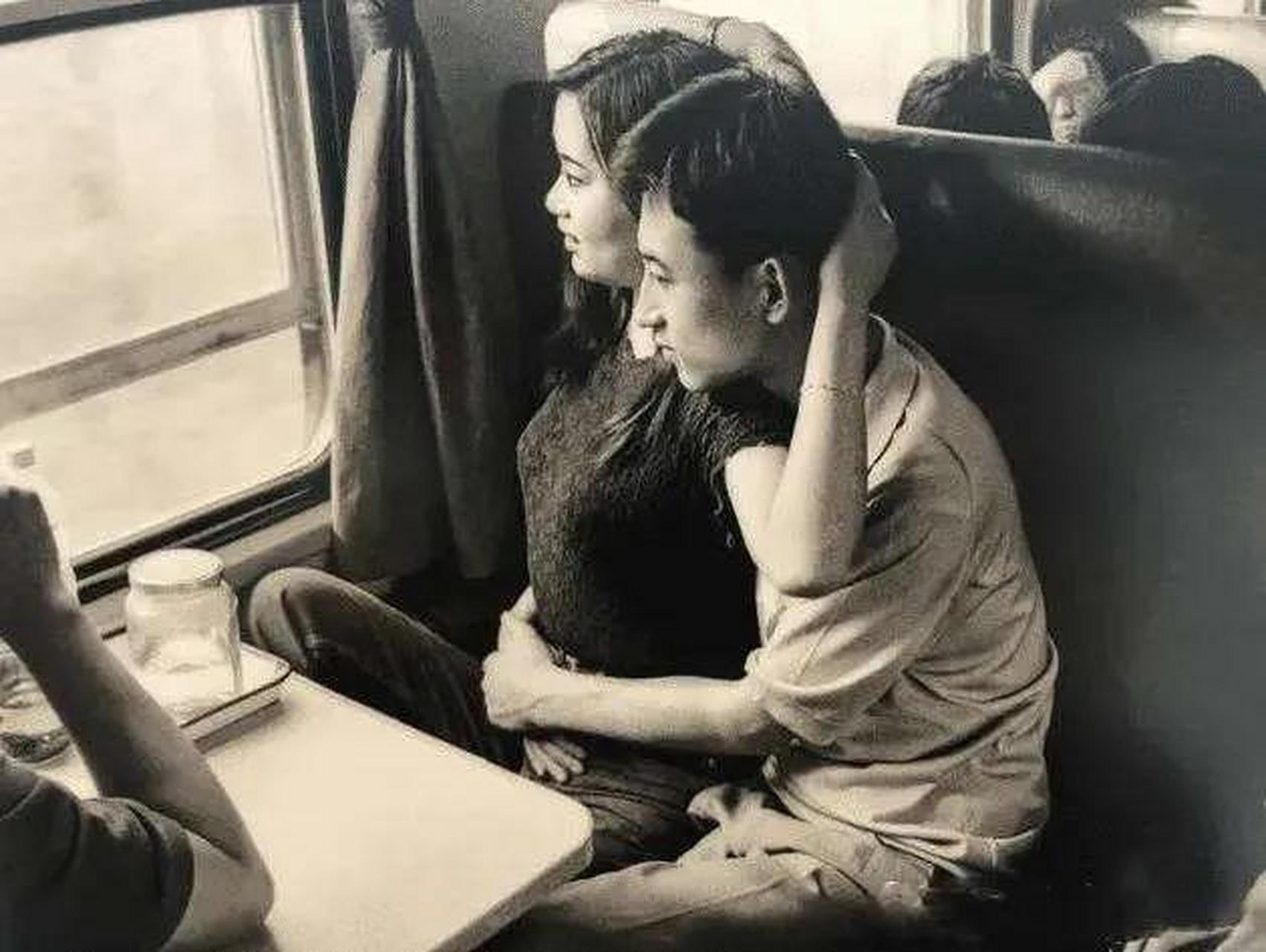 在90年代的一列火车上,有一对热恋中的情侣.